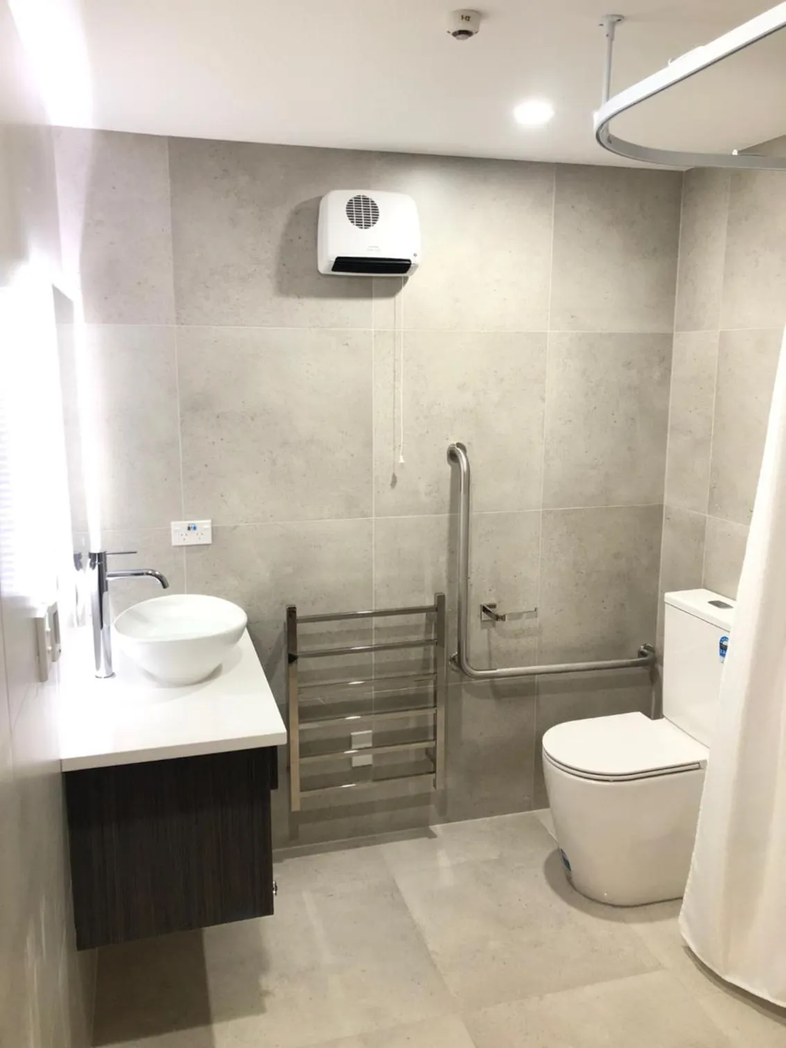 Bathroom in Baycourt Lakefront Motel