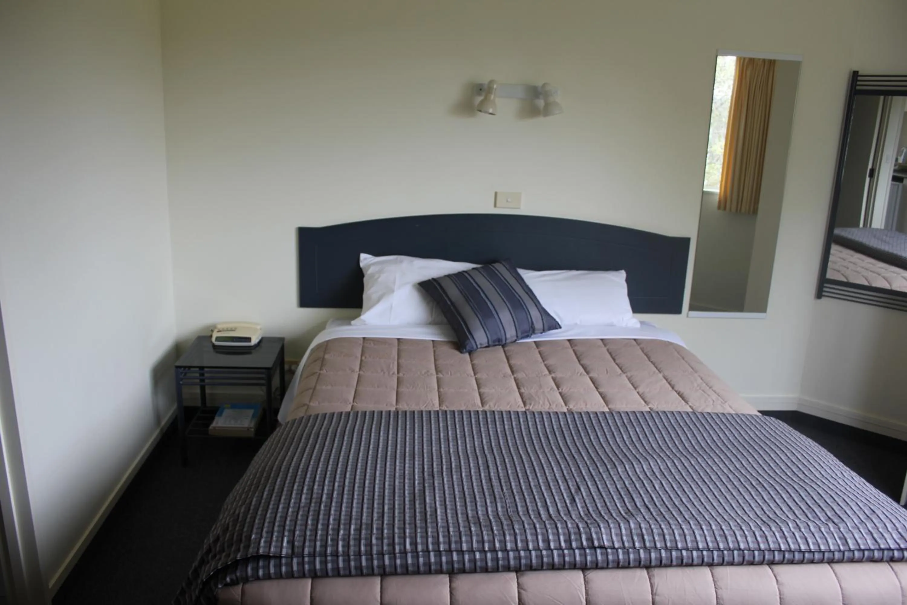 Bed in Baycourt Lakefront Motel