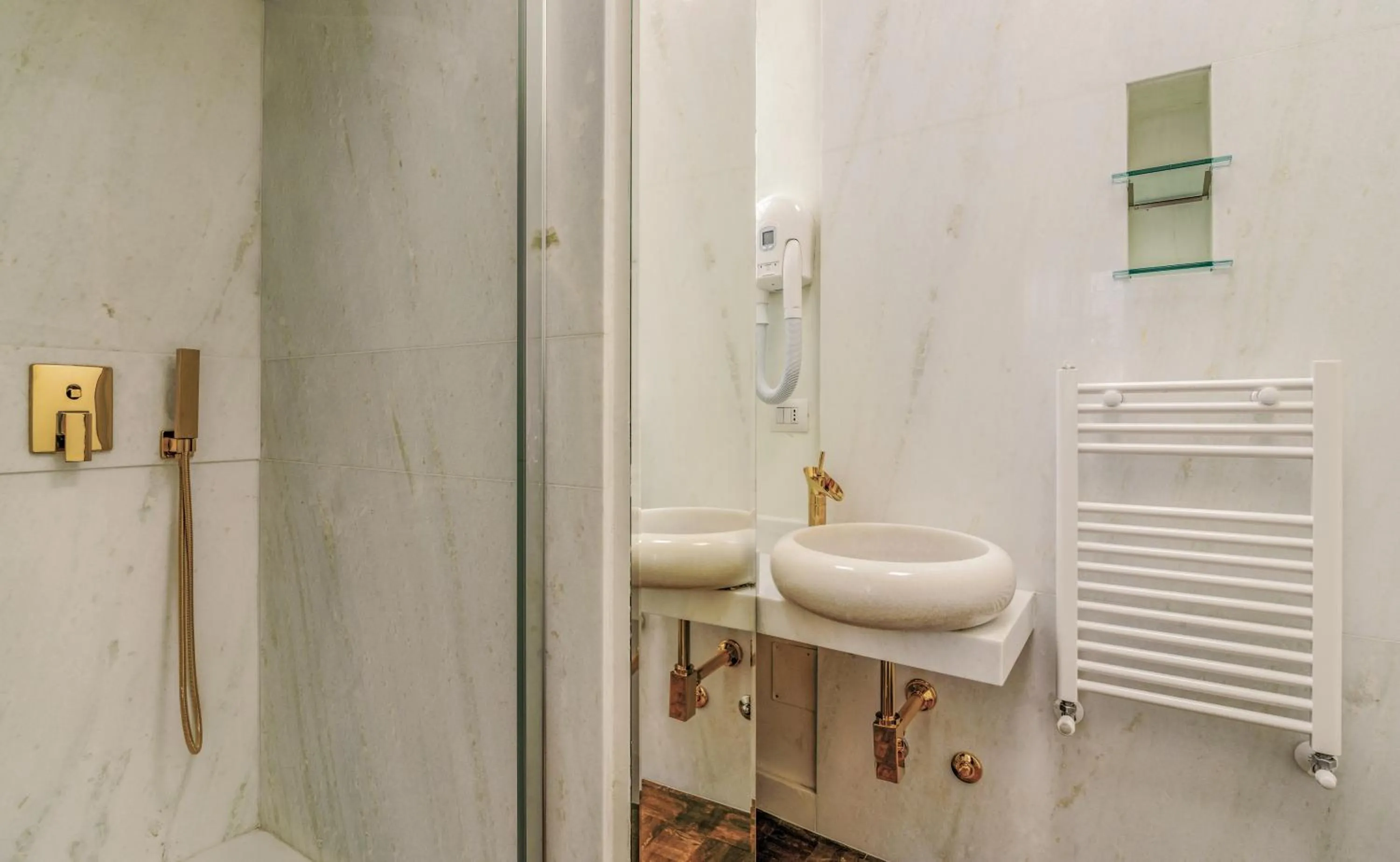 Shower in Rivière Private Rooms Alla Scala