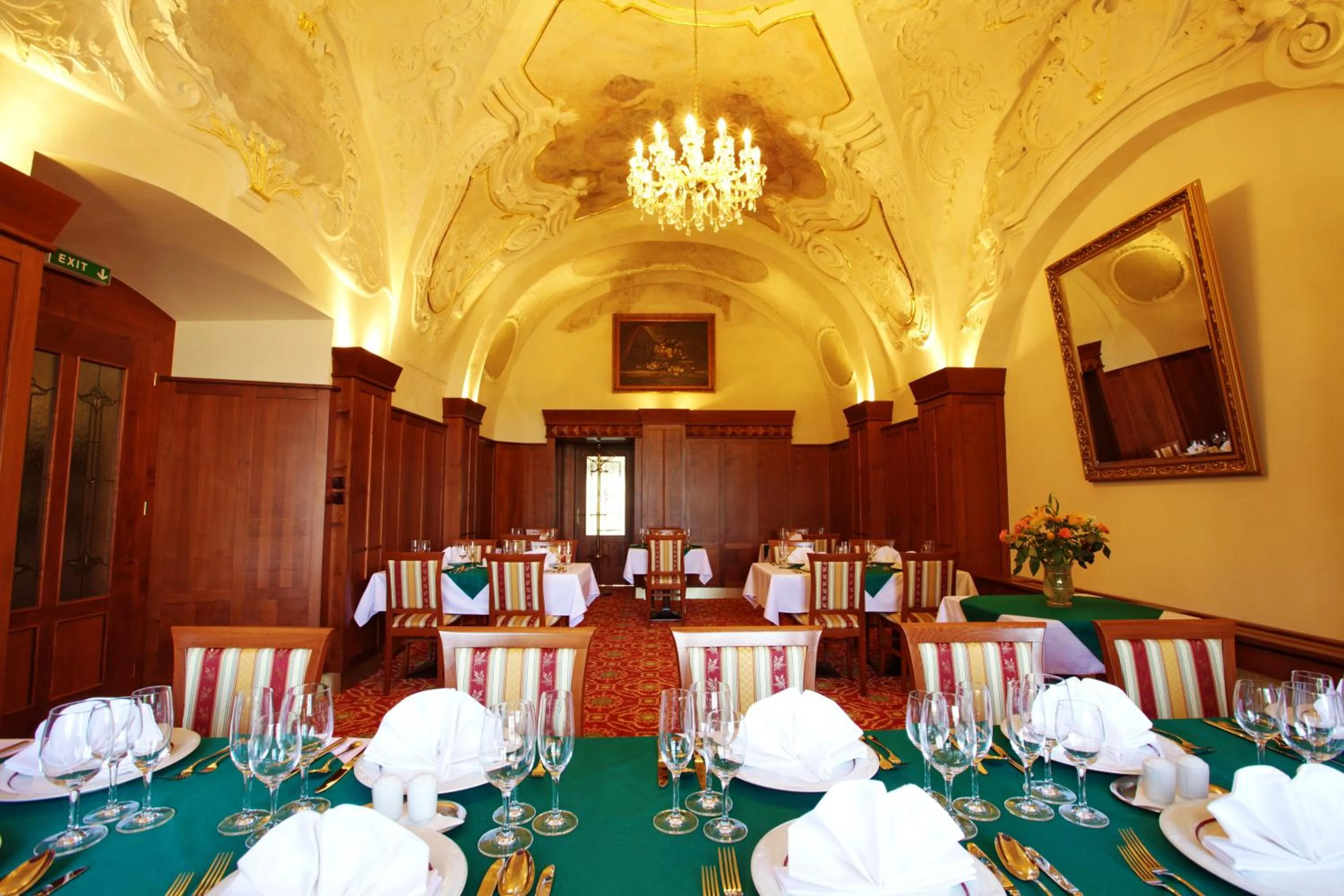 Restaurant/places to eat in Hotel Fortna