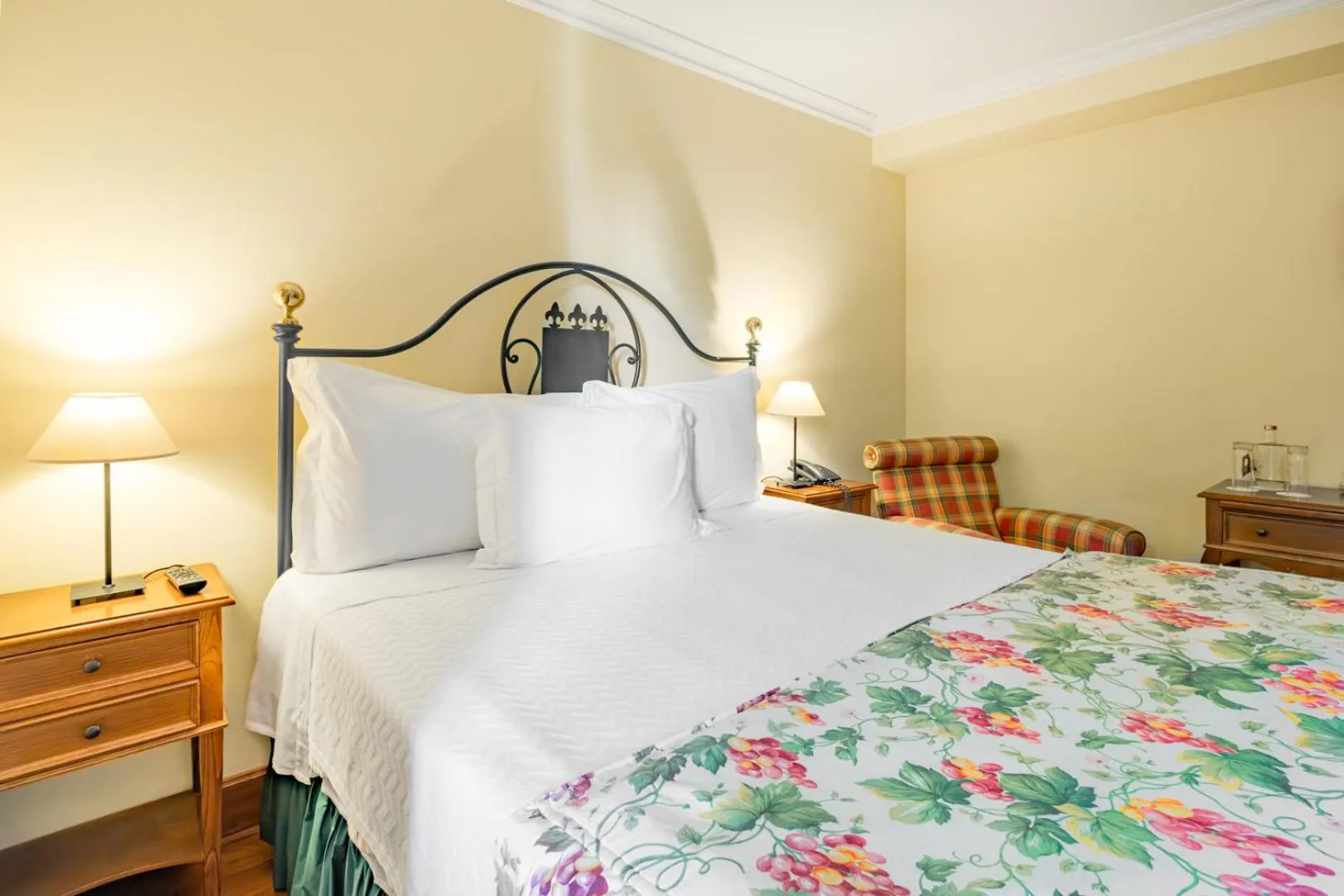 Property building, Bed in Lawrences Hotel