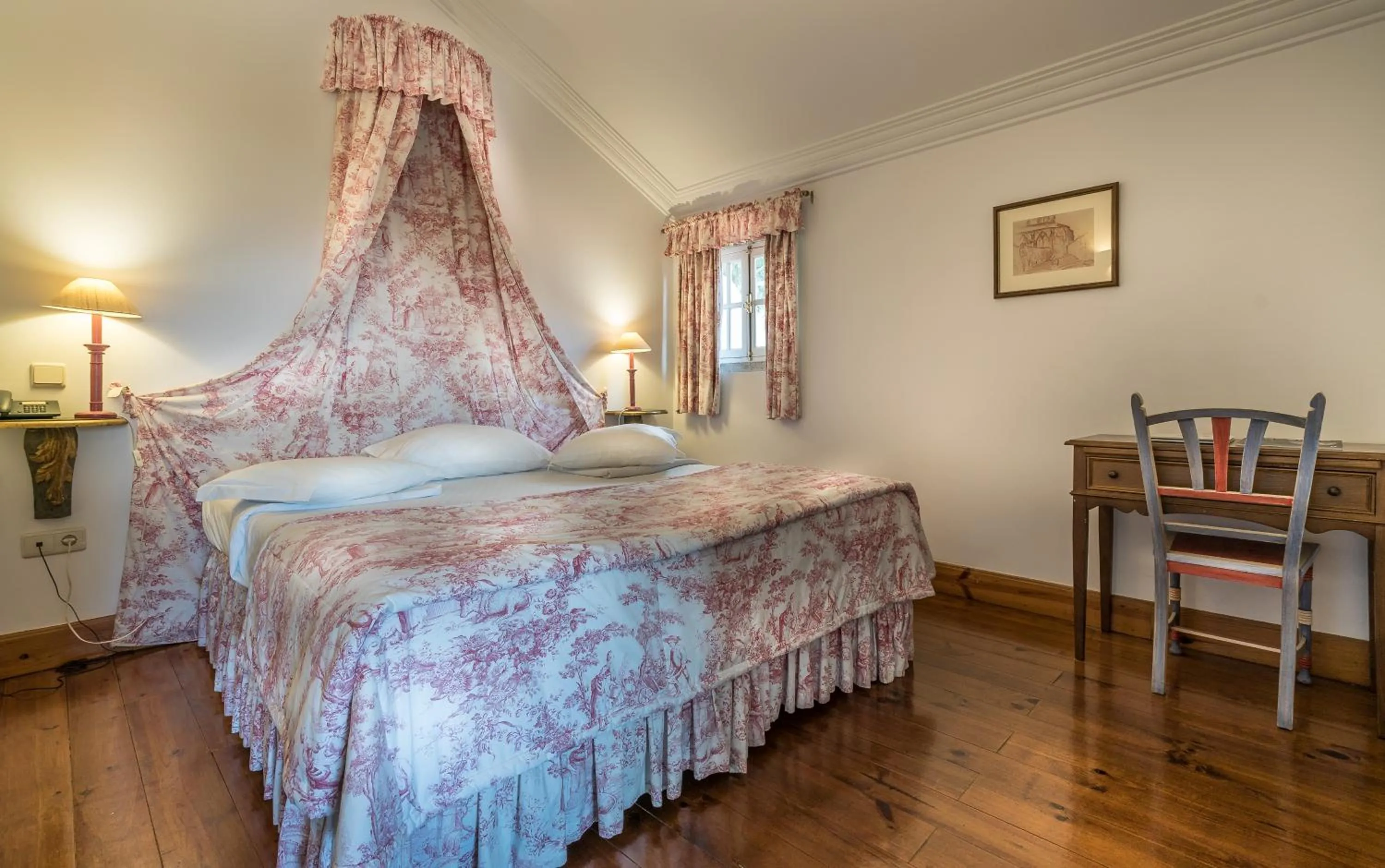 Photo of the whole room, Bed in Lawrences Hotel