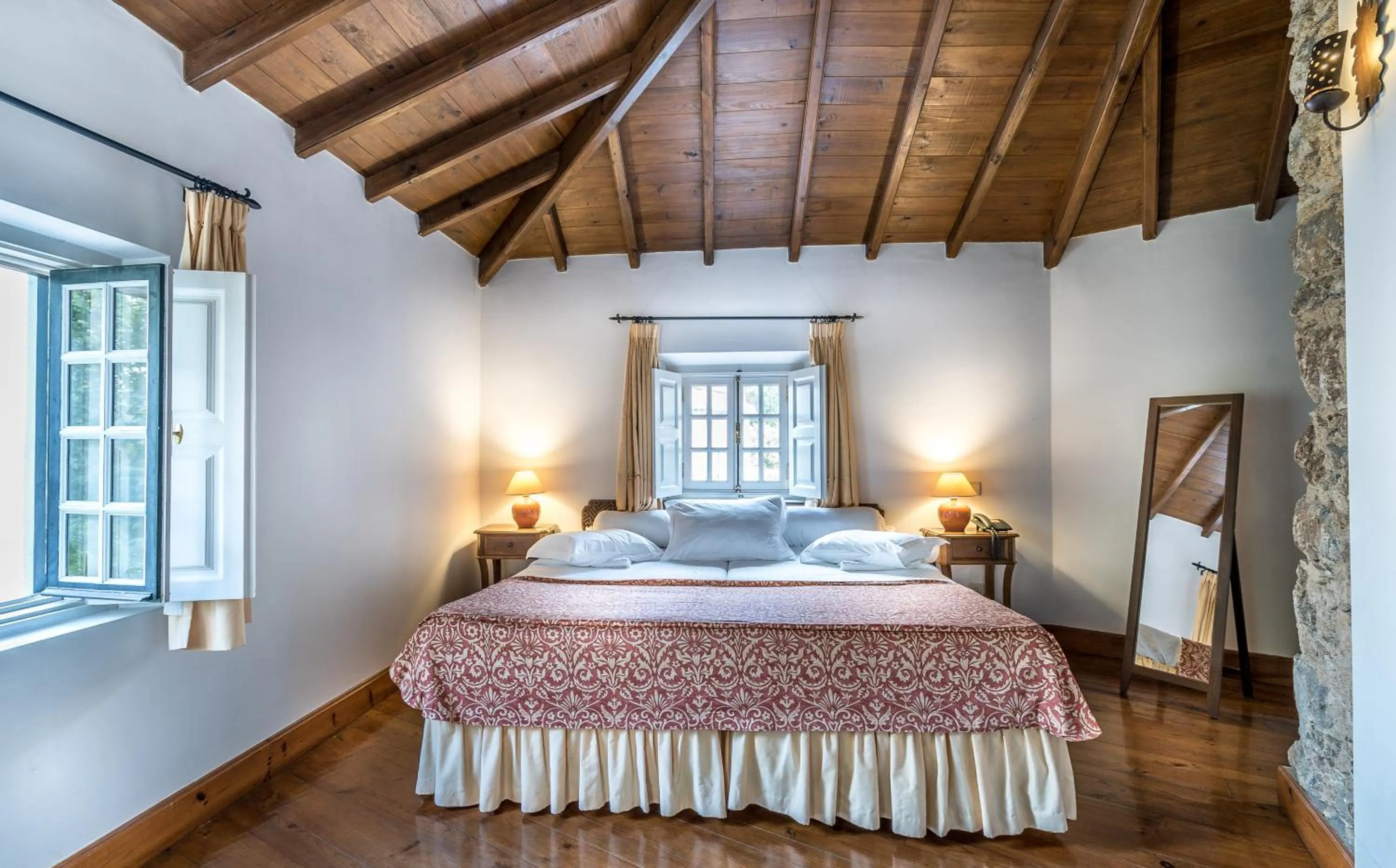 Photo of the whole room, Bed in Lawrences Hotel