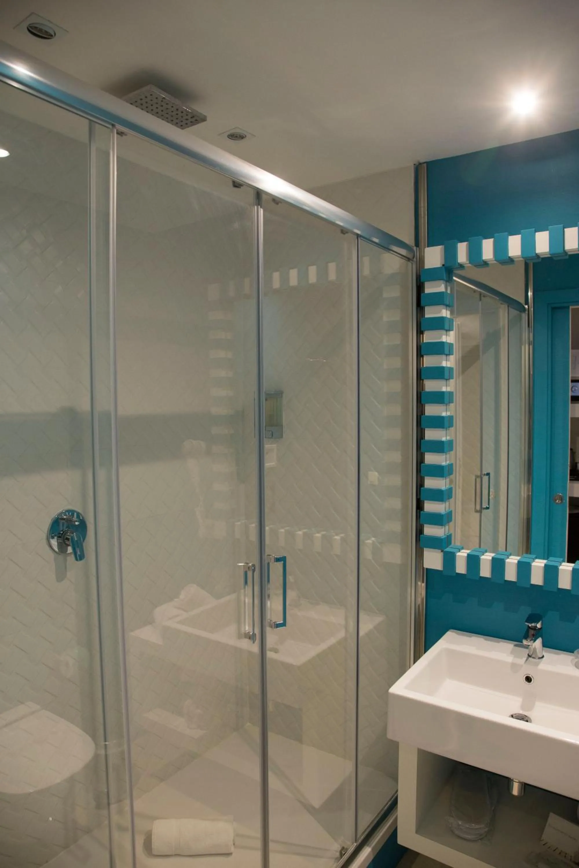 Shower in Sorrento ResArt Suite