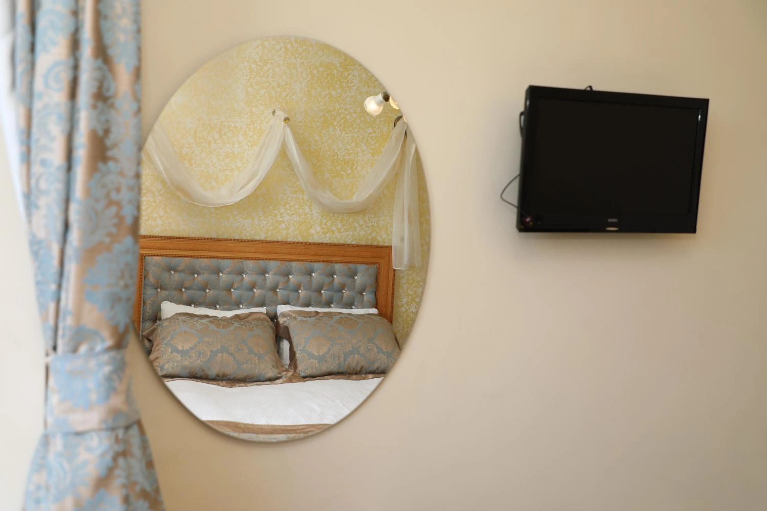 Communal lounge/ TV room in Seahouse Suites