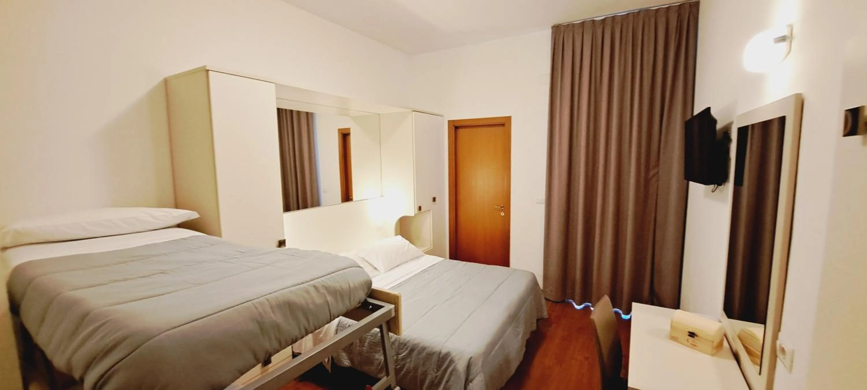 Photo of the whole room, Bed in Hotel Butterfly Wellness & Spa