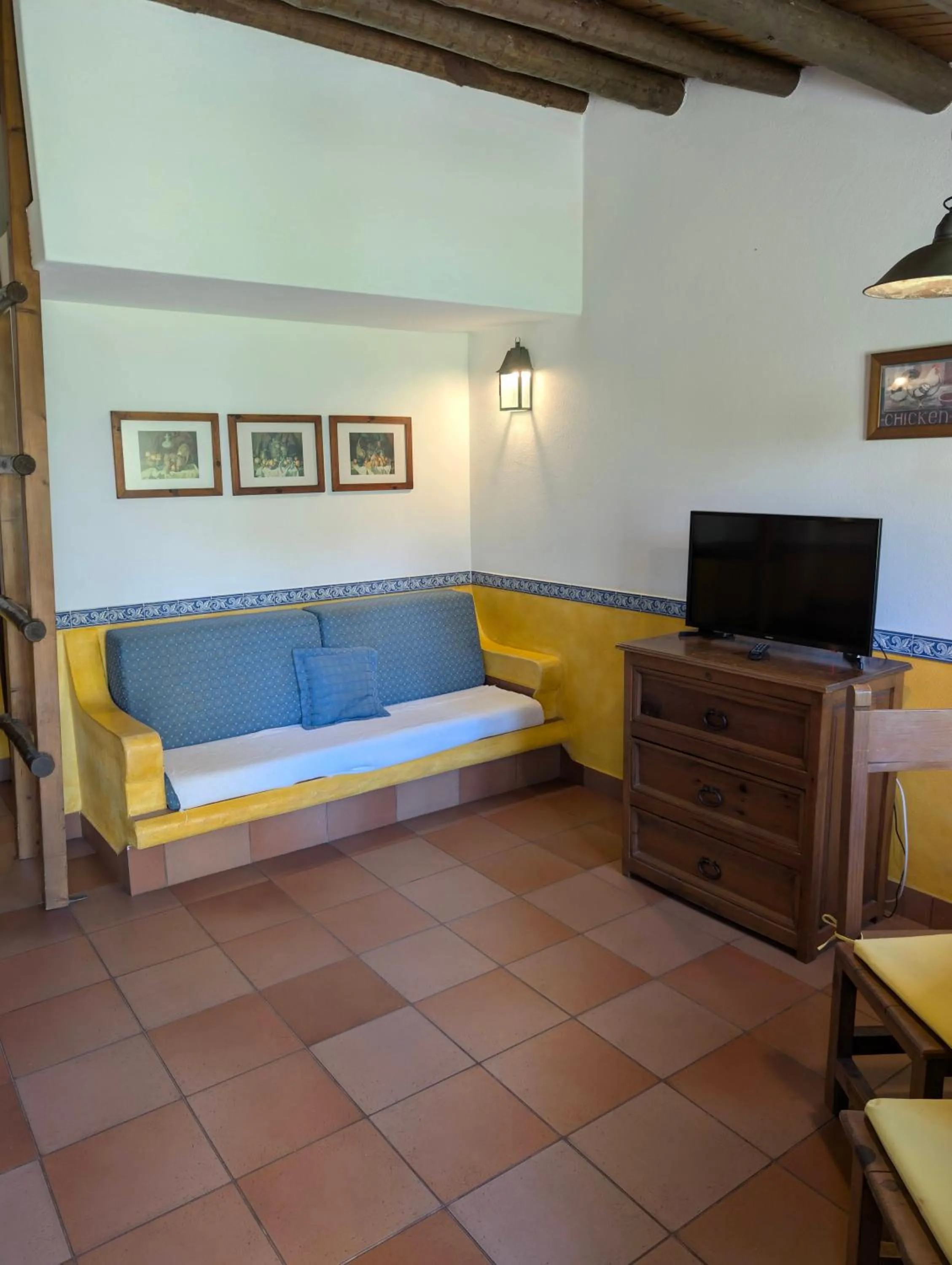 Communal lounge/ TV room, Bed in Quinta do Mar - Country & Sea Village