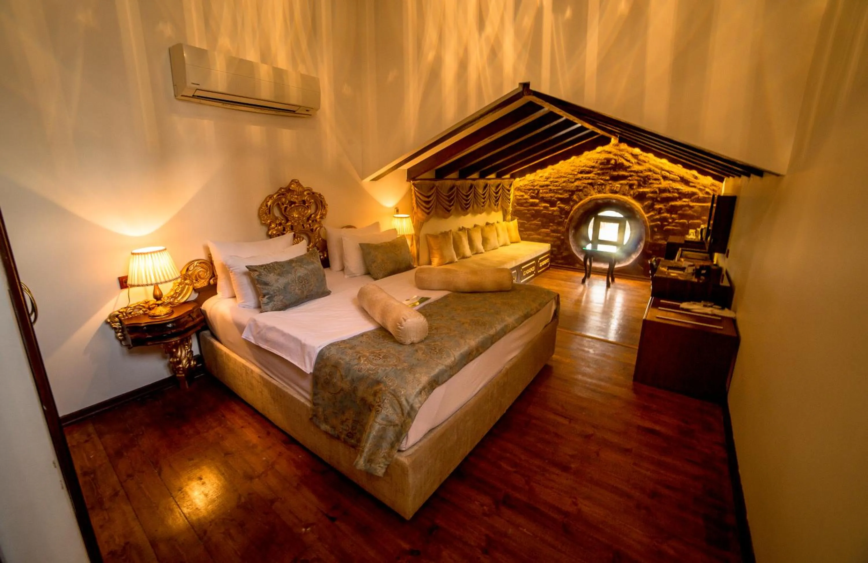 Photo of the whole room, Bed in Panderma Port Hotel