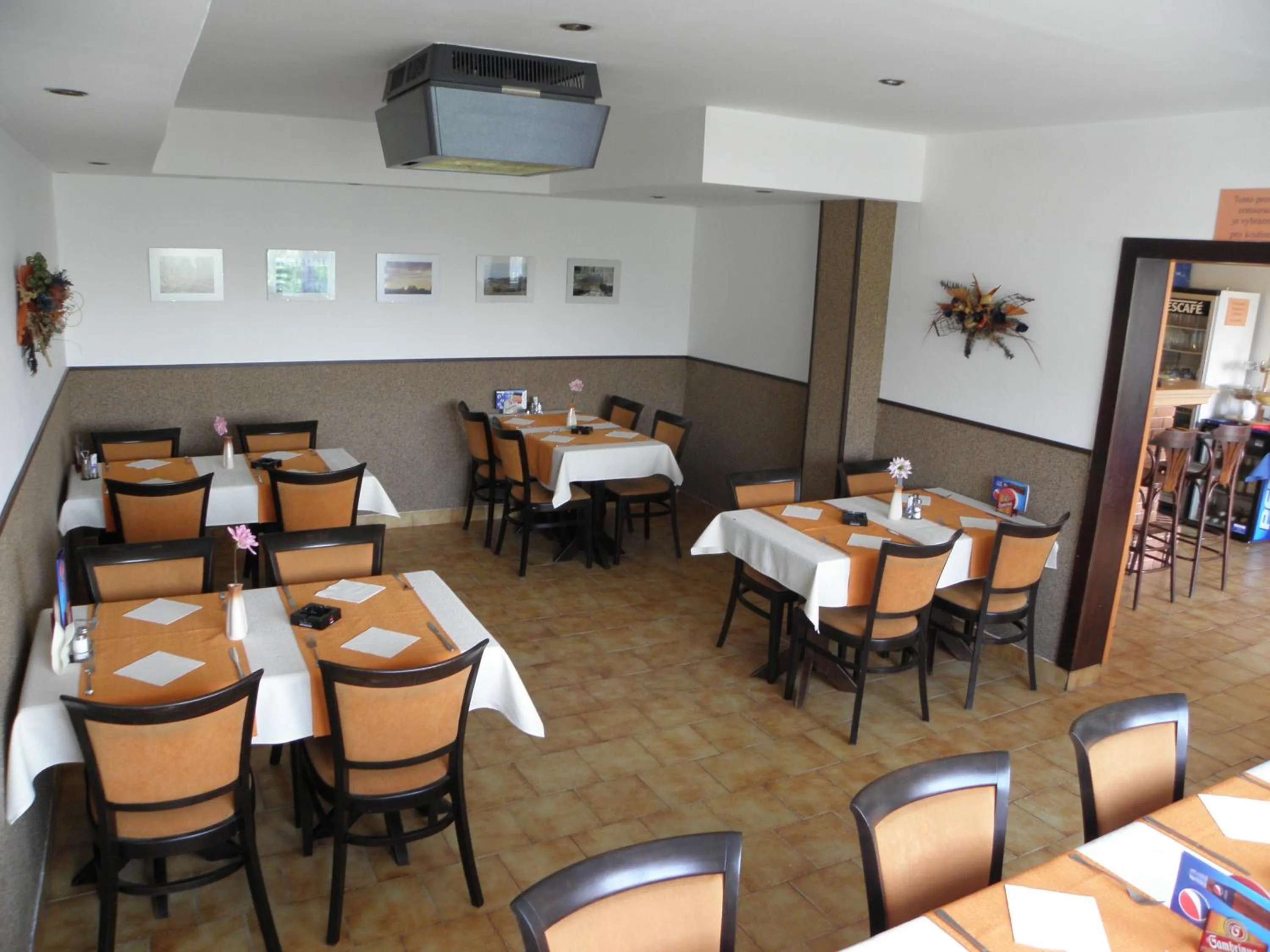 Restaurant/places to eat in Hotel Milotel