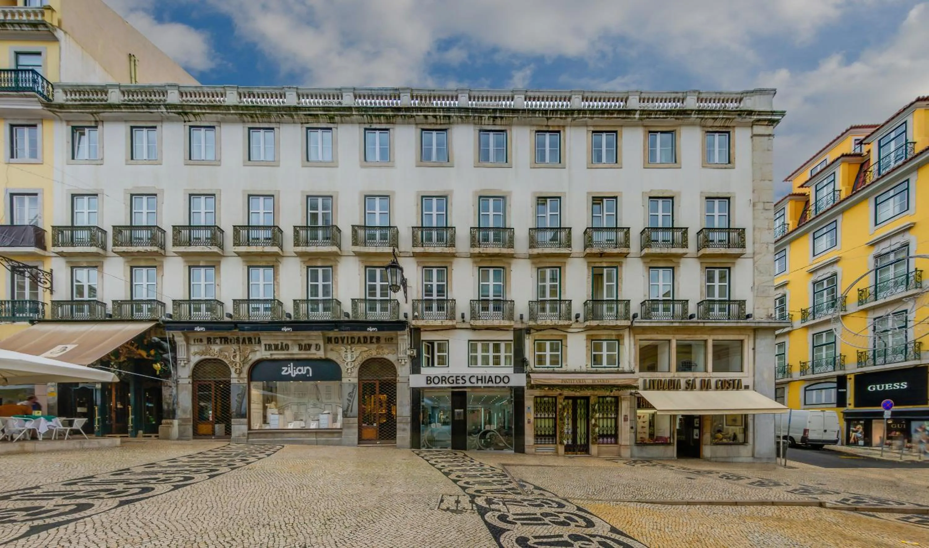 Facade/entrance in Hotel Borges Chiado