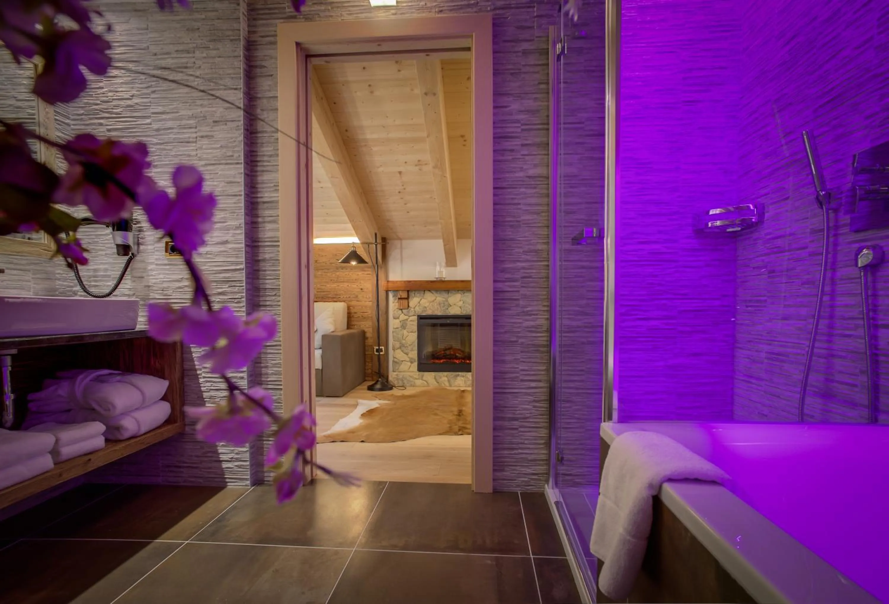 Bathroom, Bed in Hotel Fanes