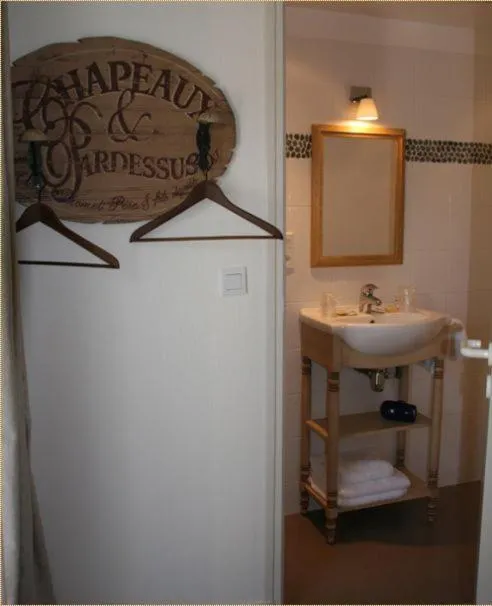Bathroom in Hotel Le Suroit