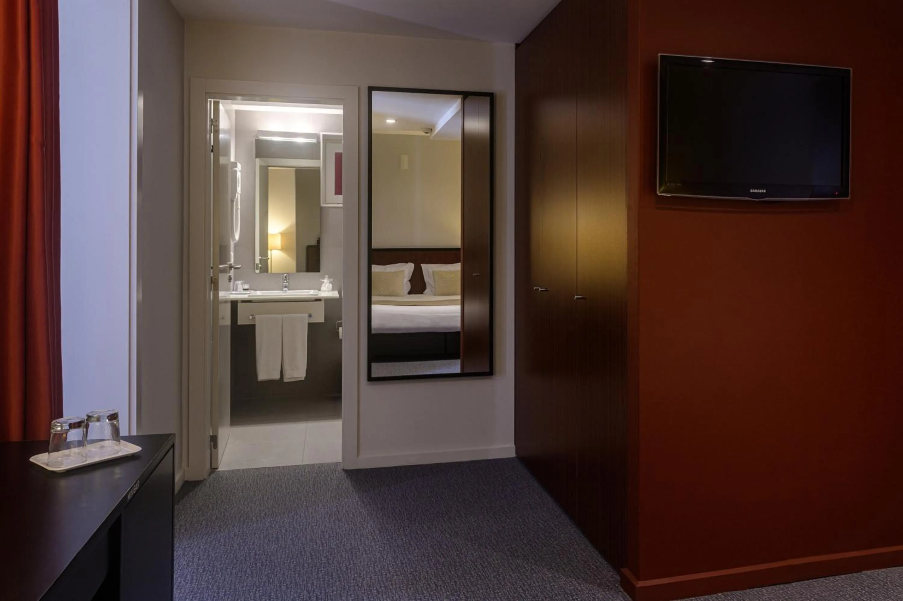 Bathroom, Bed in Hotel Torre Mar