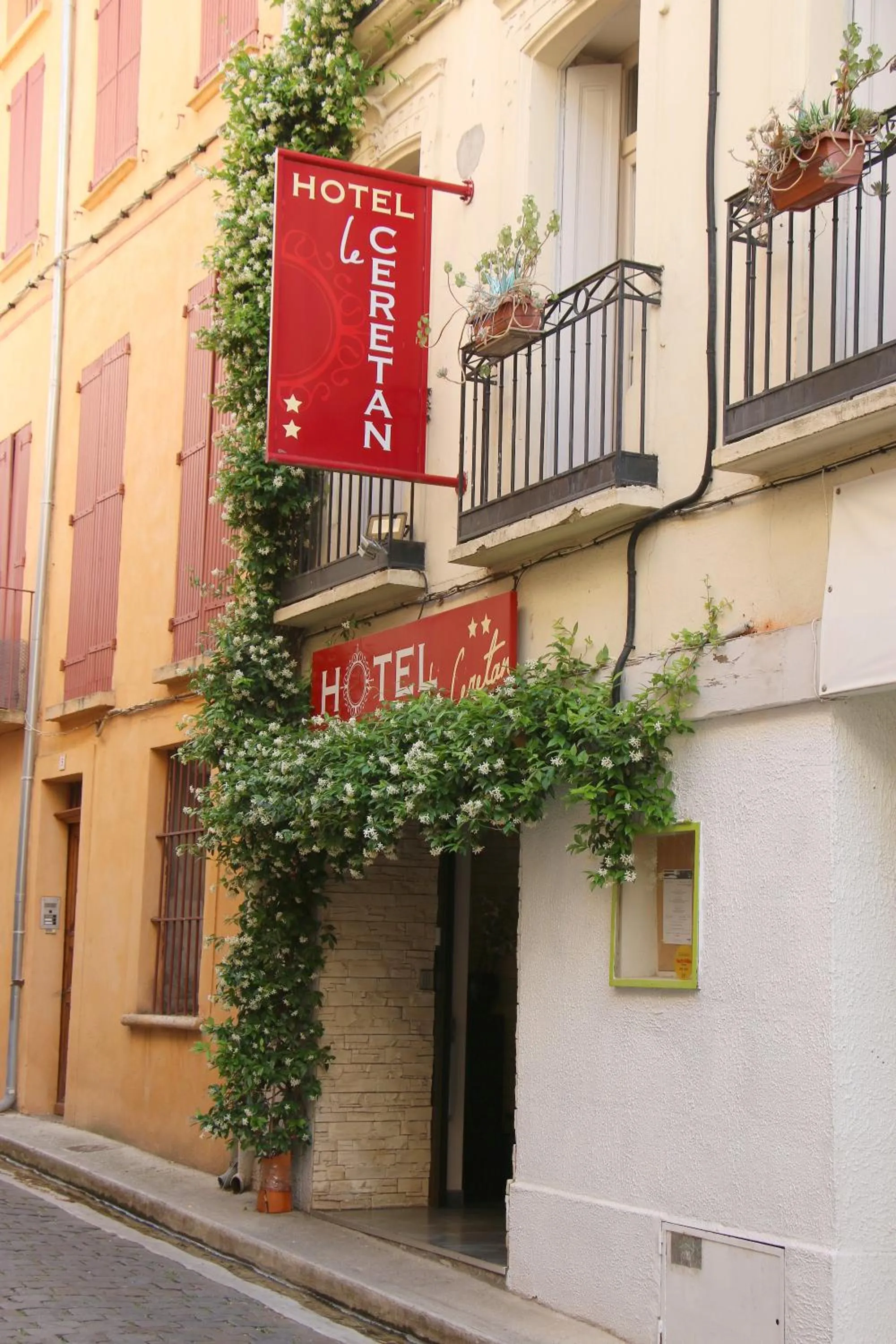 Facade/entrance in Le Cérétan Hôtel