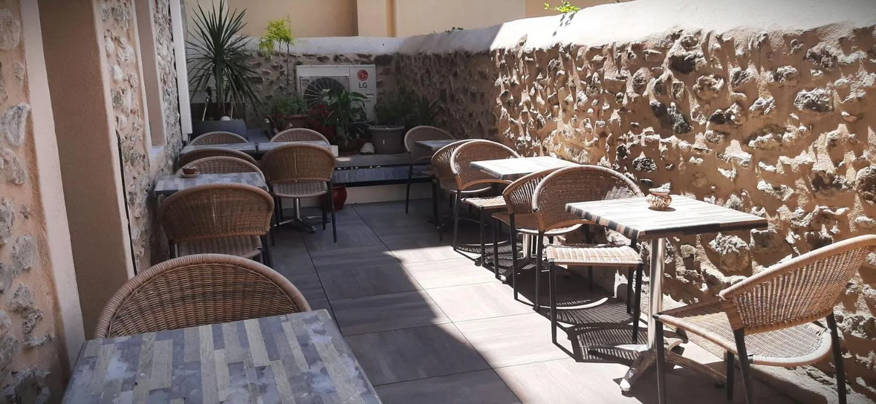 Patio in Le Cérétan Hôtel