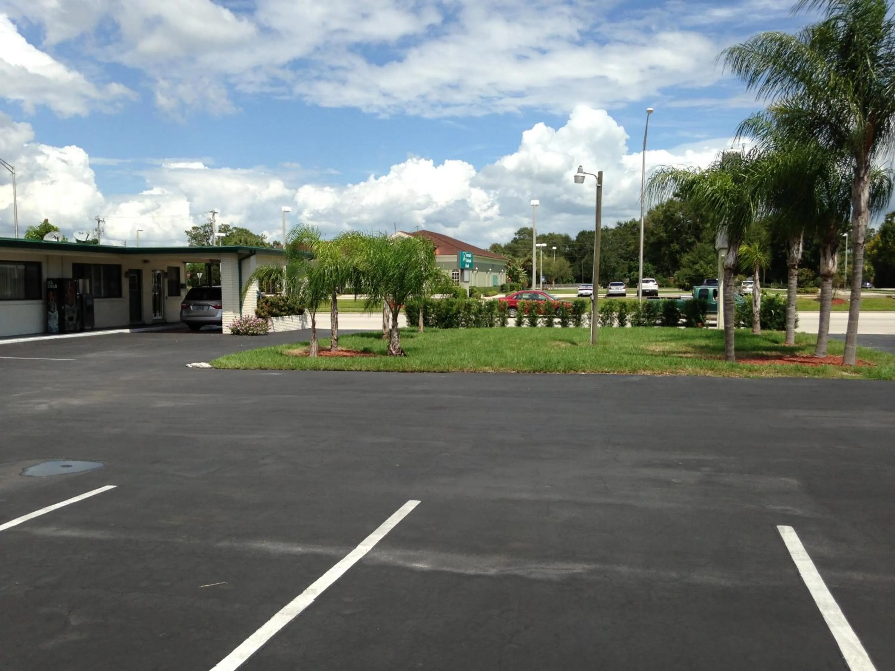 Property building in Economy Inn Okeechobee