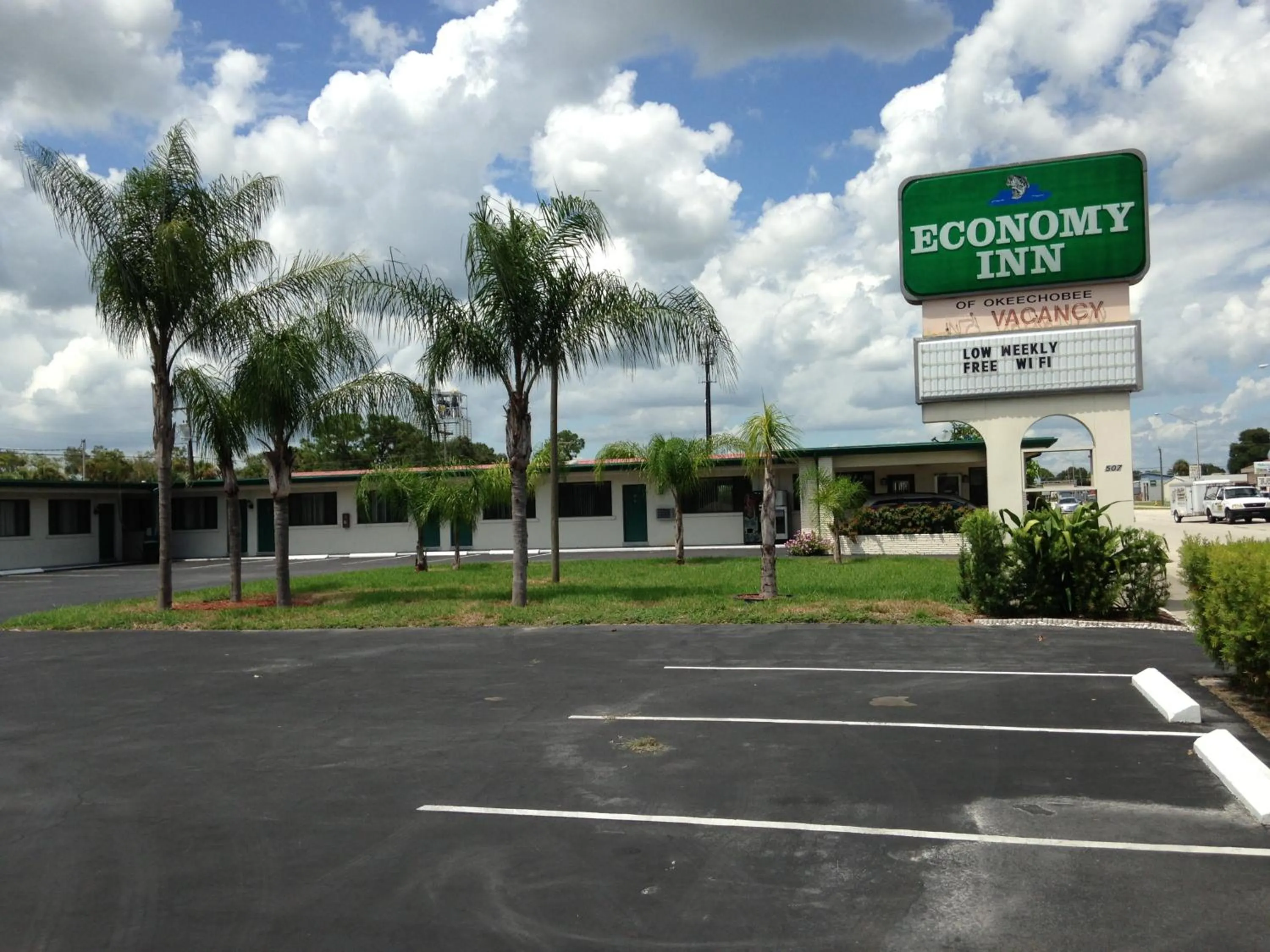 Property building in Economy Inn Okeechobee