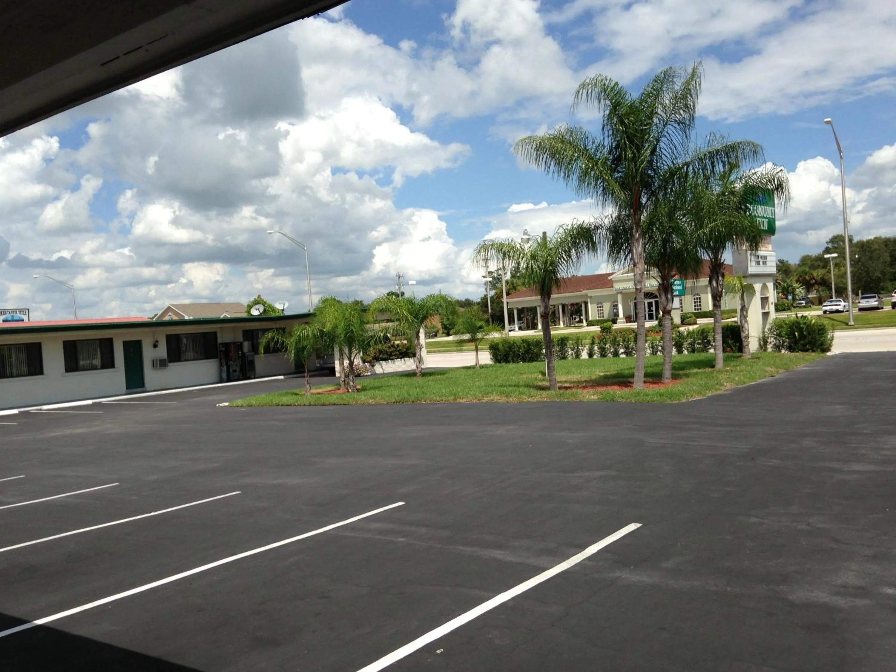 Property building in Economy Inn Okeechobee