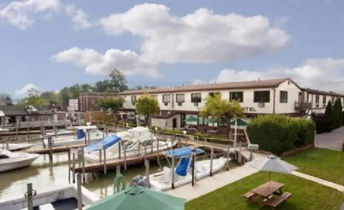 Facade/entrance in Arlington Inn