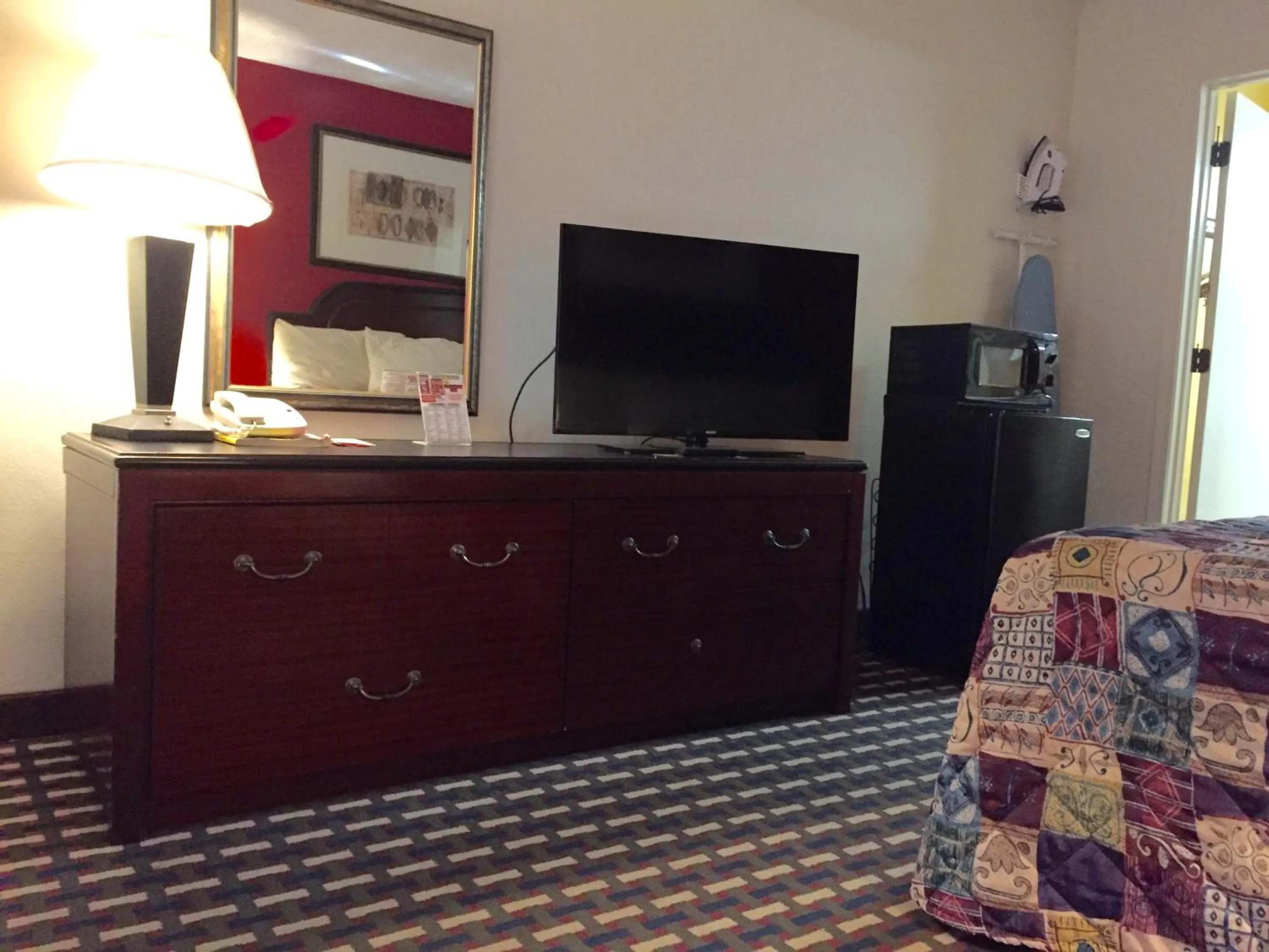 TV and multimedia in Parkway Inn