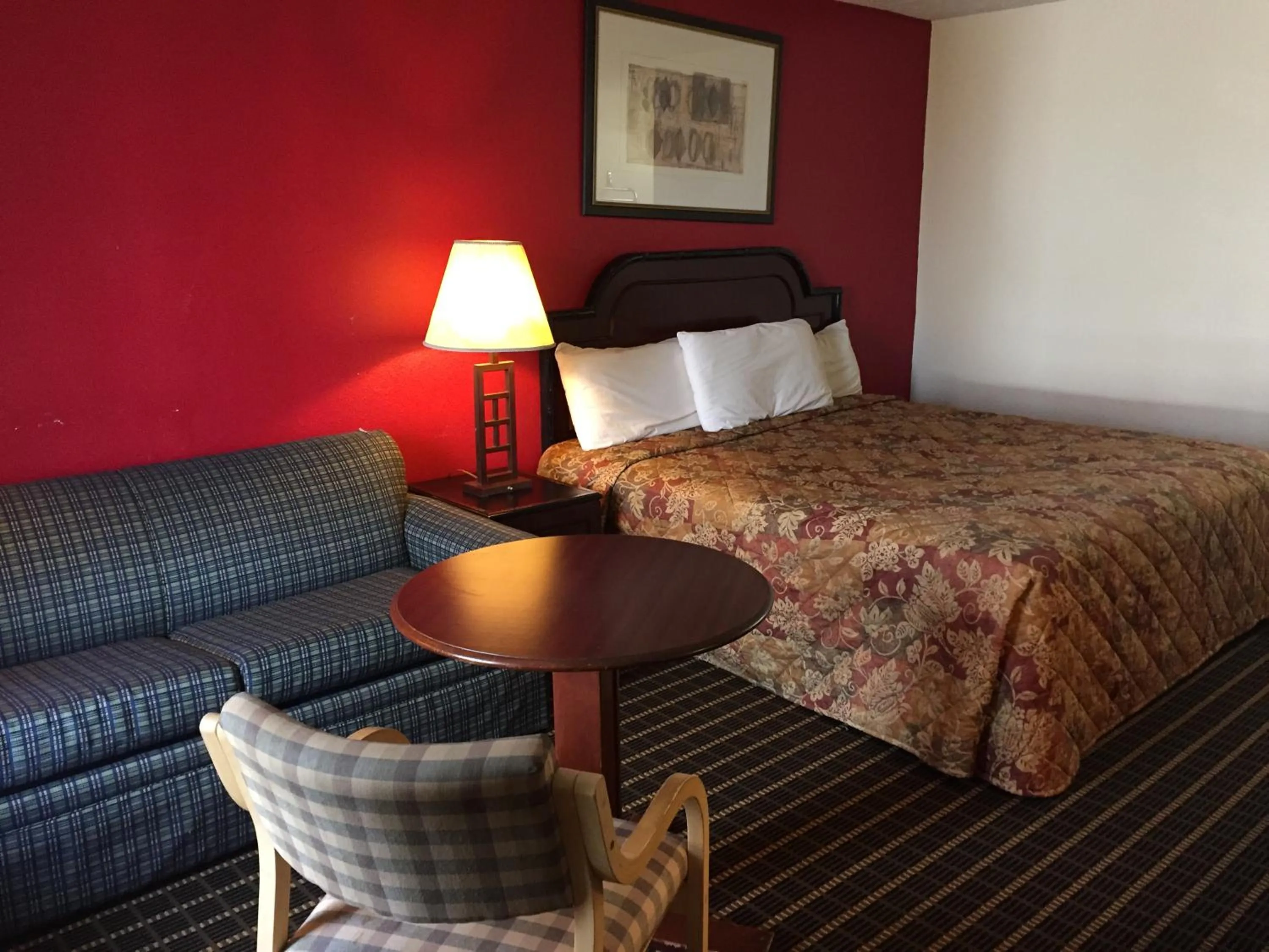 Photo of the whole room, Bed in Parkway Inn