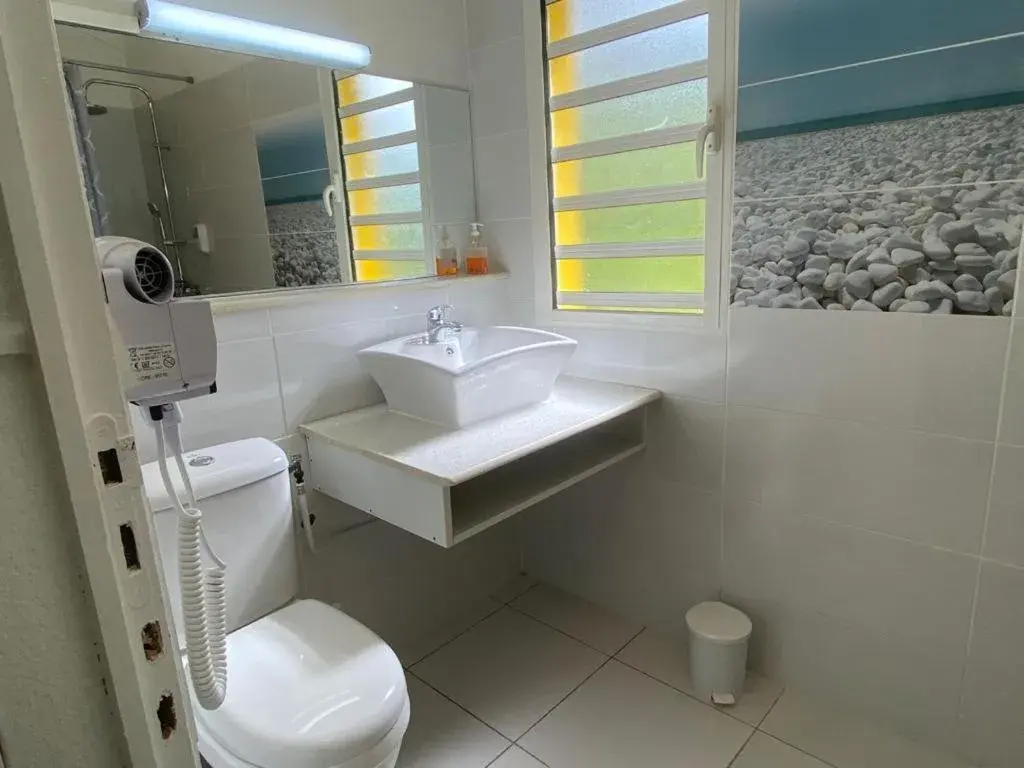 Quadruple Room with Shower in Hotel Le Rotabas Quadruple Room with Shower in Hotel Le Rotabas