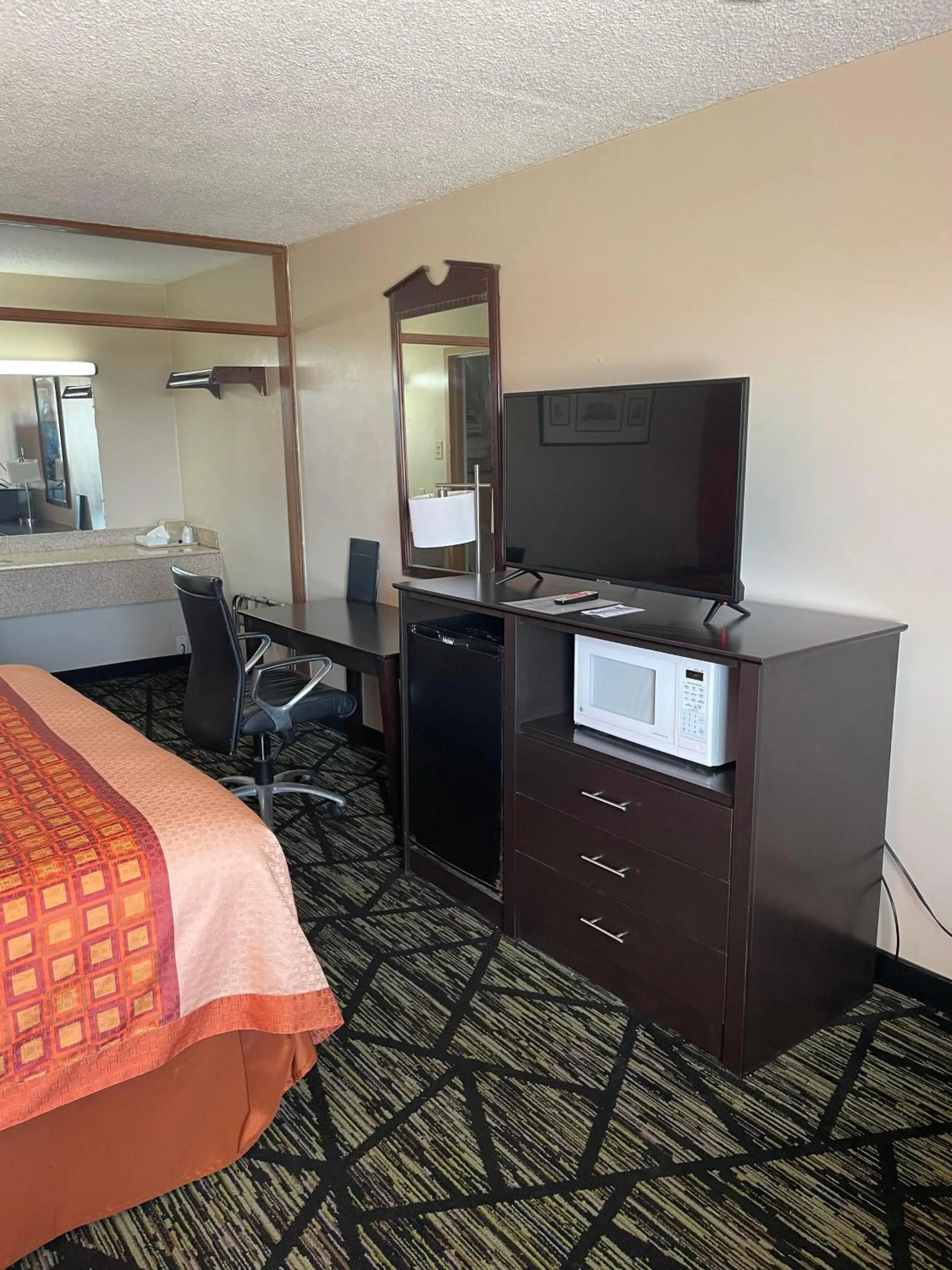 Bed in Travelers Lodge Beatrice