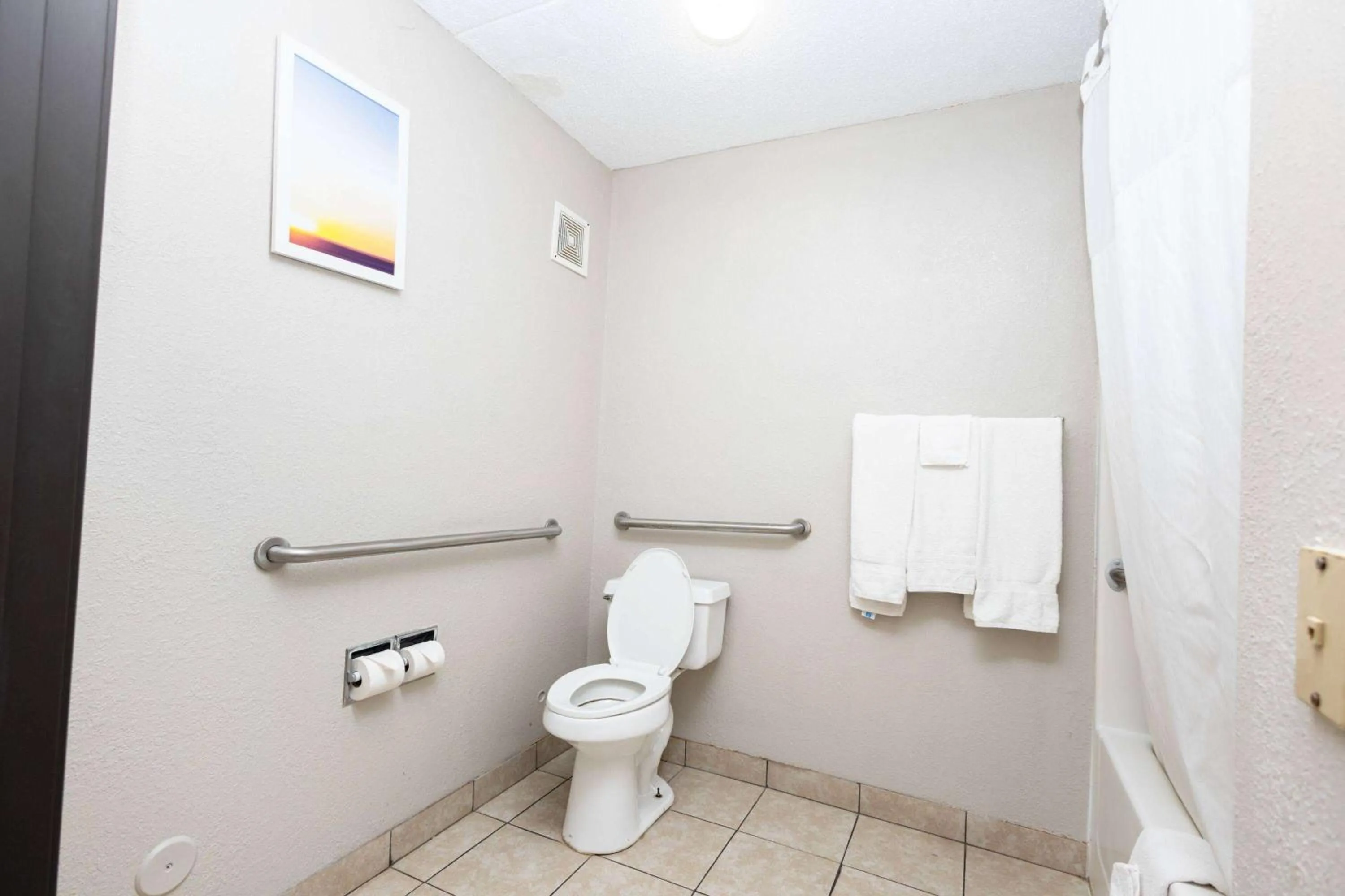 TV and multimedia in Days Inn by Wyndham Dayton Huber Heights Northeast