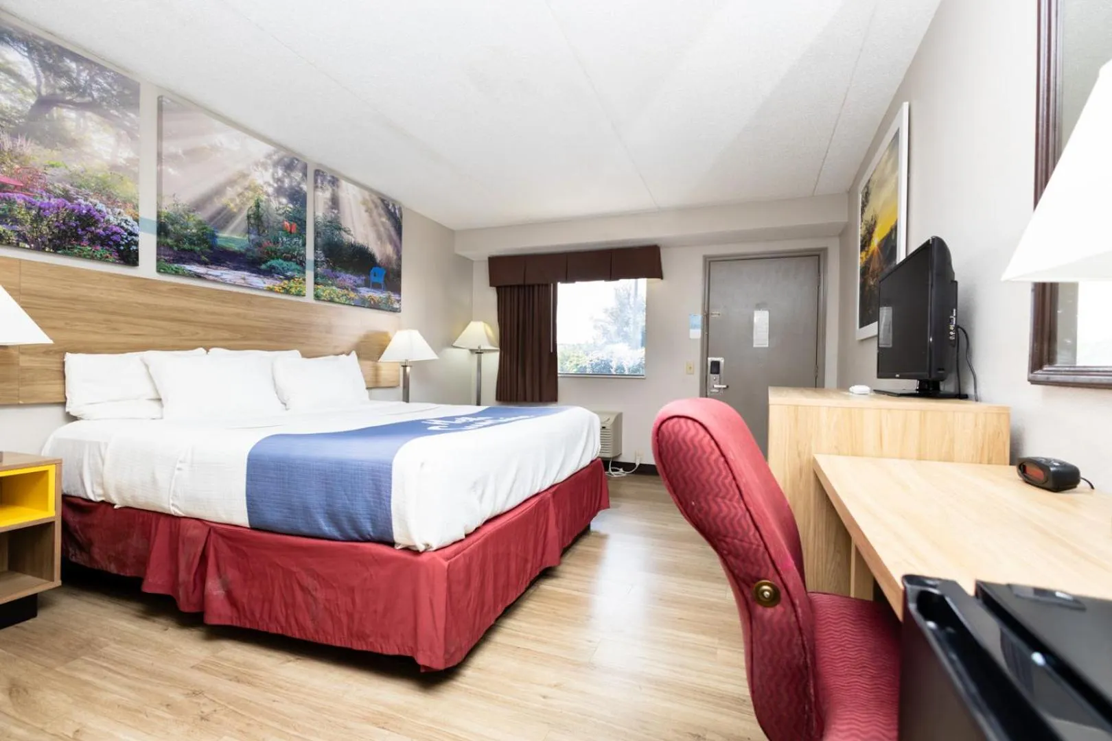 Bed in Days Inn by Wyndham Dayton Huber Heights Northeast