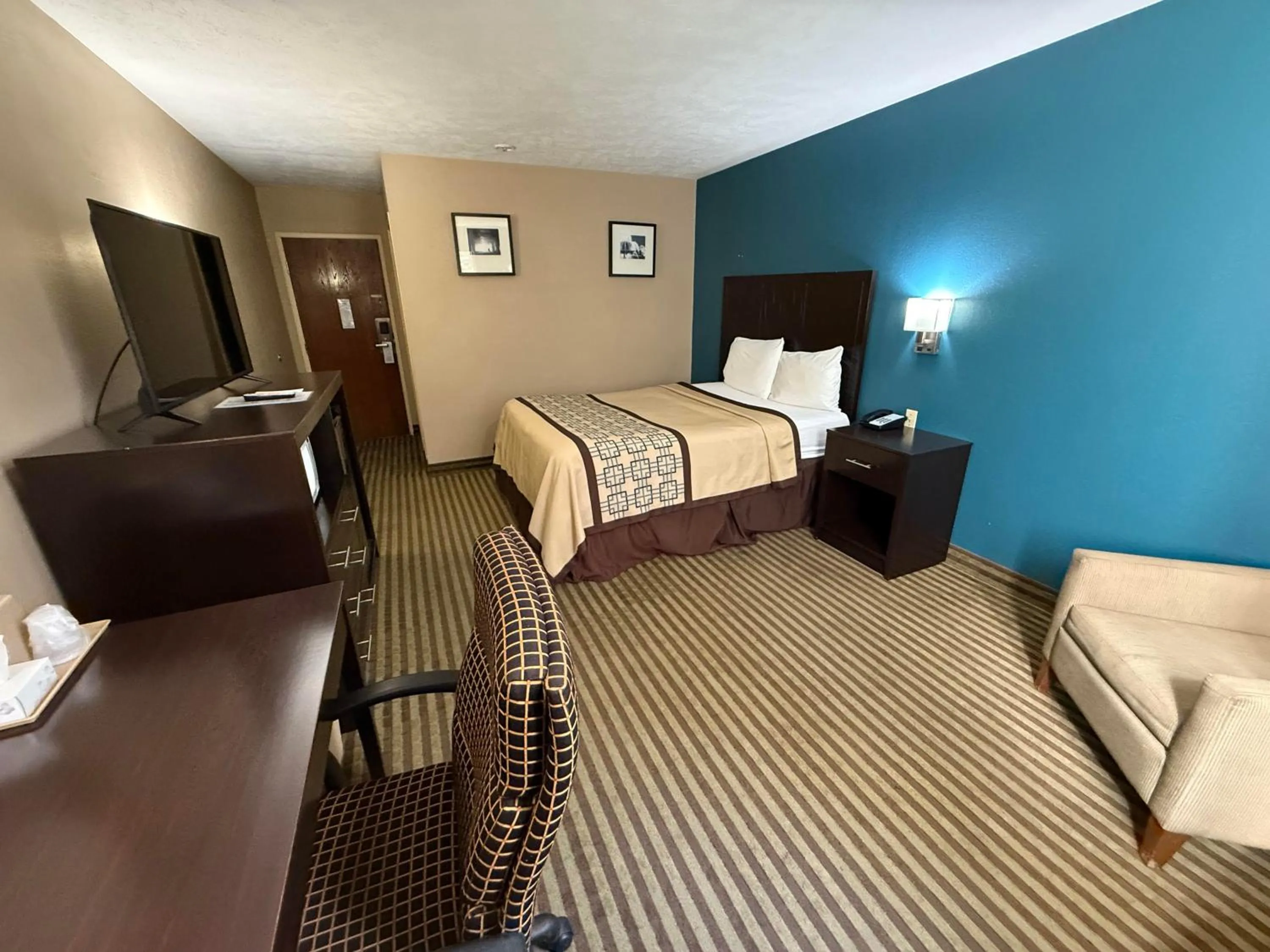 Photo of the whole room, Bed in Victorian Inn