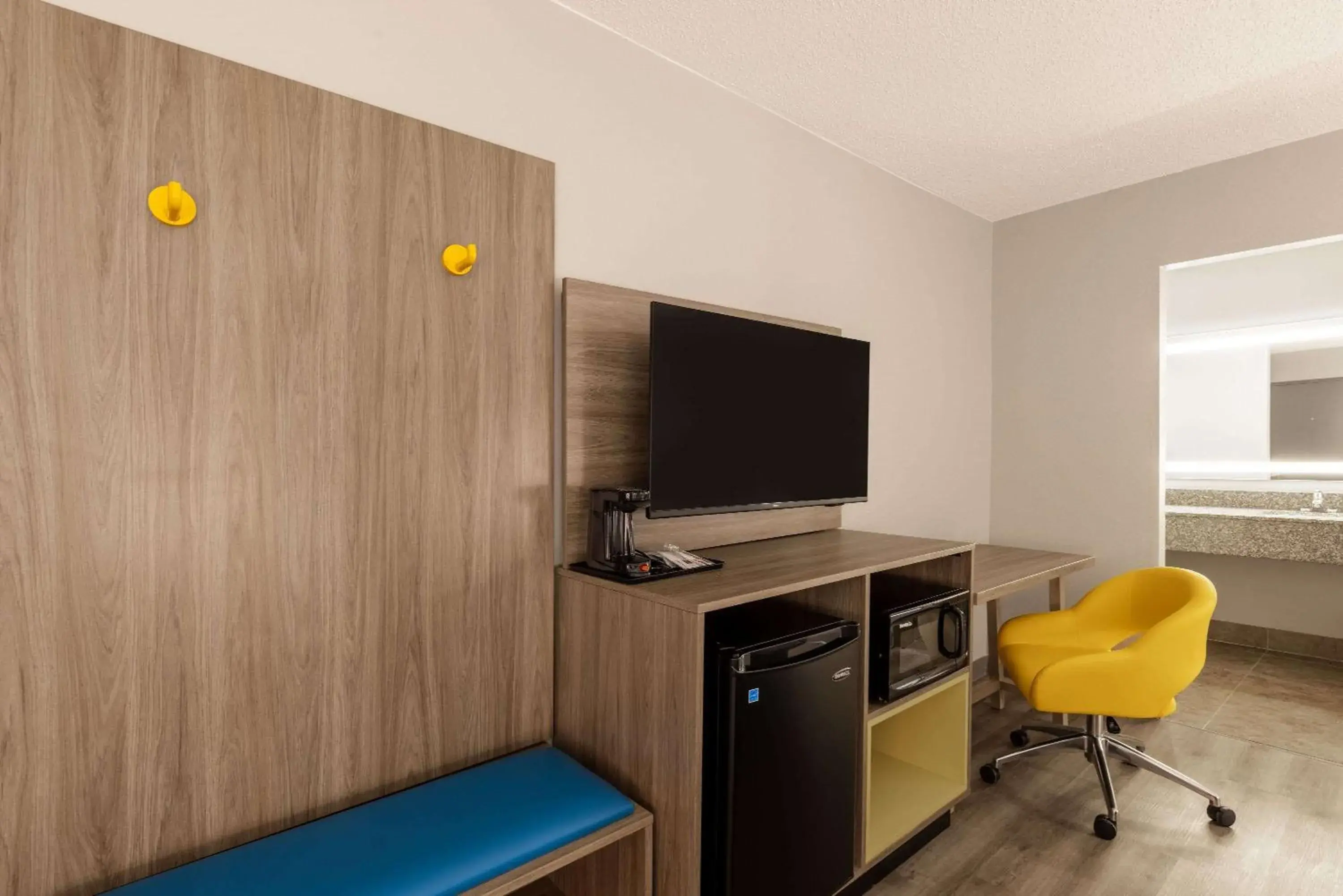 King Room - Mobility Access/Non-Smoking in Days Inn by Wyndham Mooresville Lake Norman King Room - Mobility Access/Non-Smoking in Days Inn by Wyndham Mooresville Lake Norman