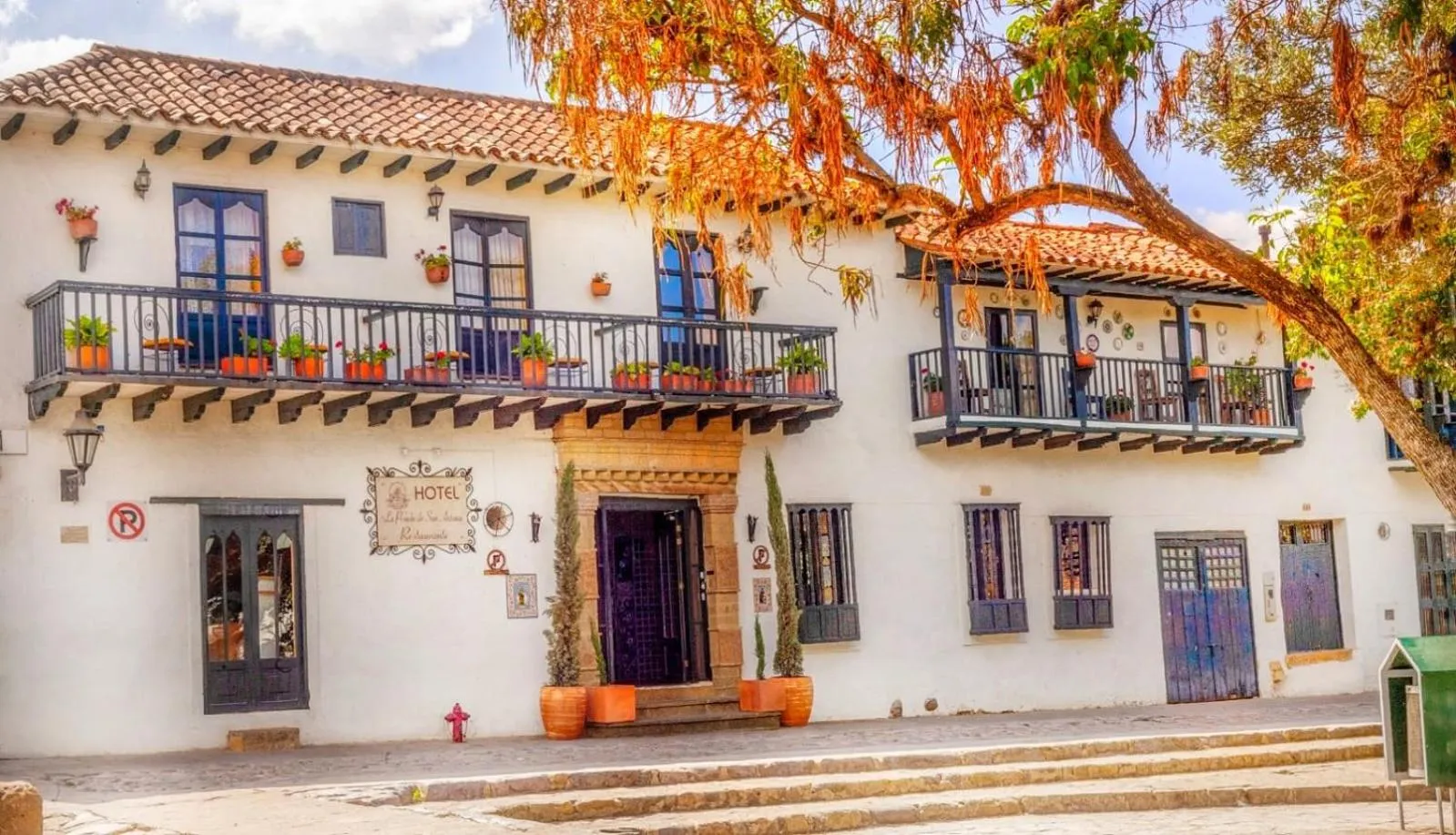 Property building in Hotel La Posada de San Antonio
