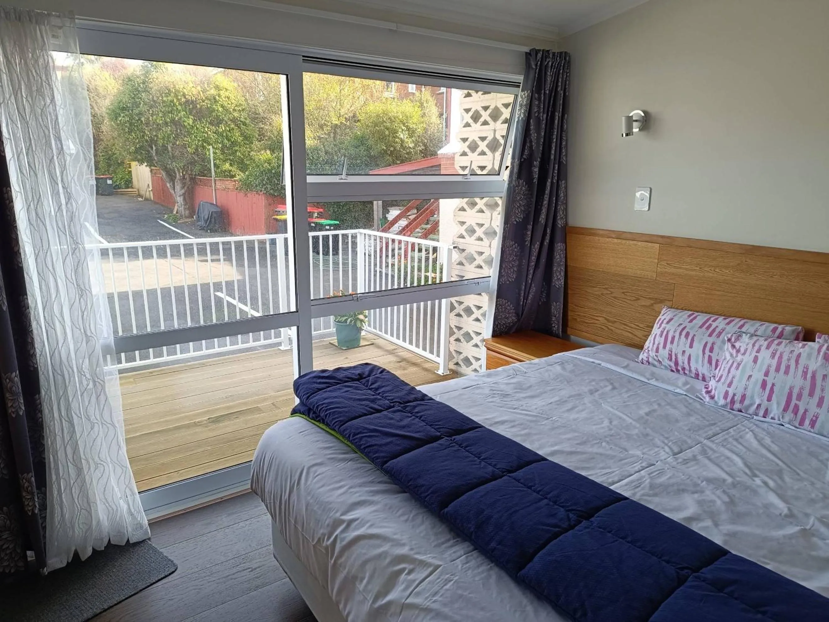 Bedroom, Bed in Bayfield Motel and Apartment