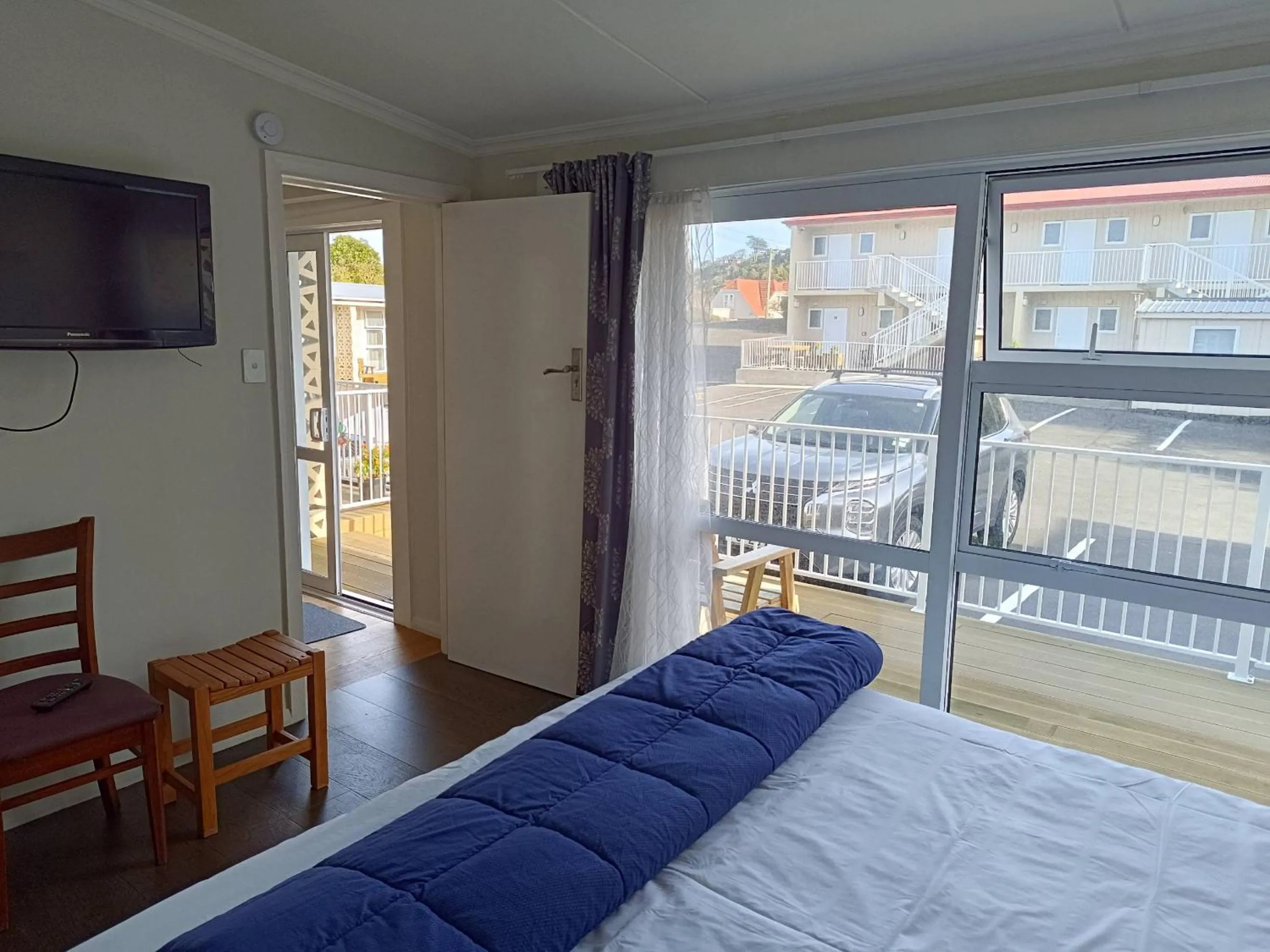 Bedroom, Bed in Bayfield Motel and Apartment