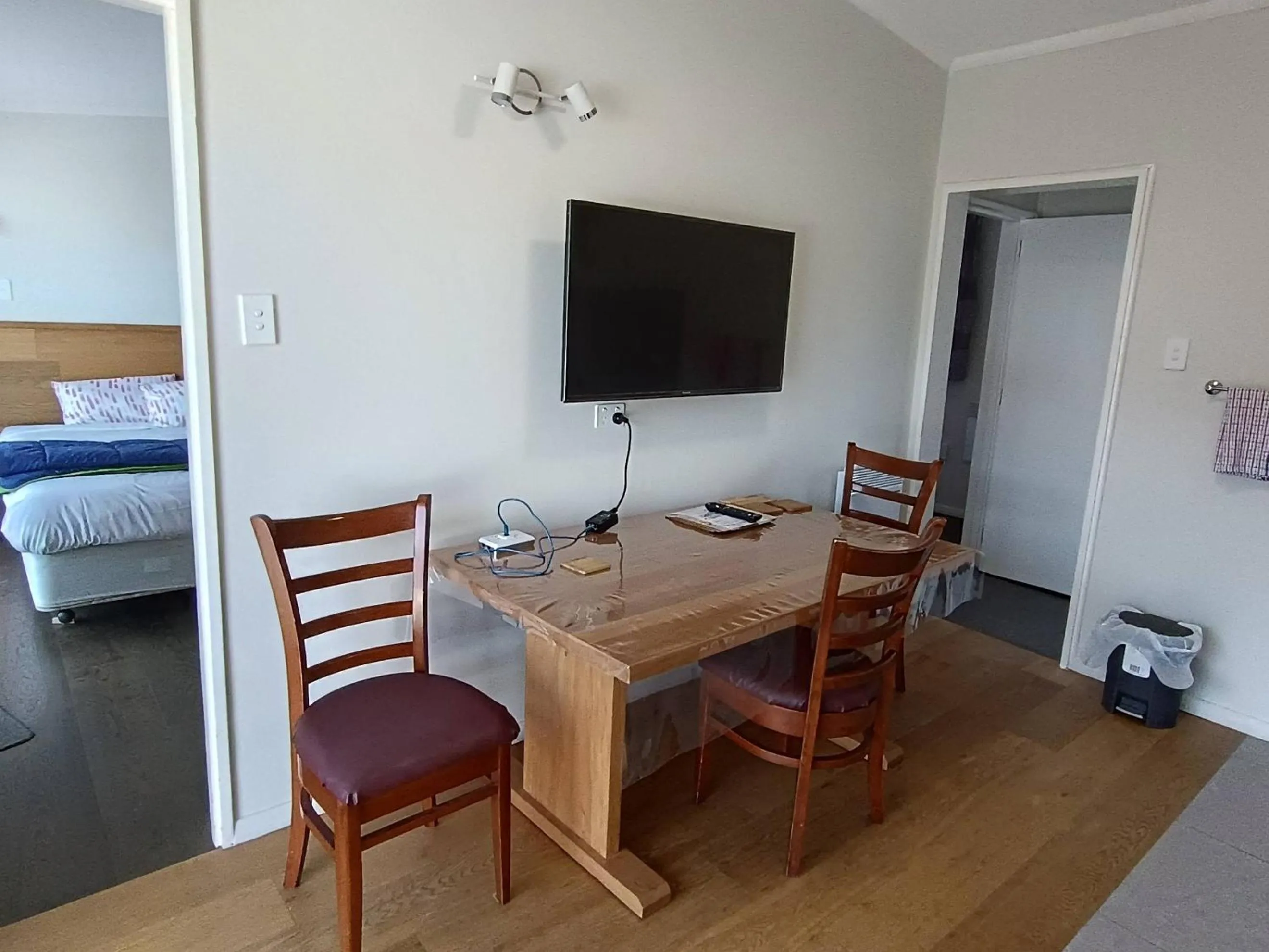 Dining area, Bed in Bayfield Motel and Apartment