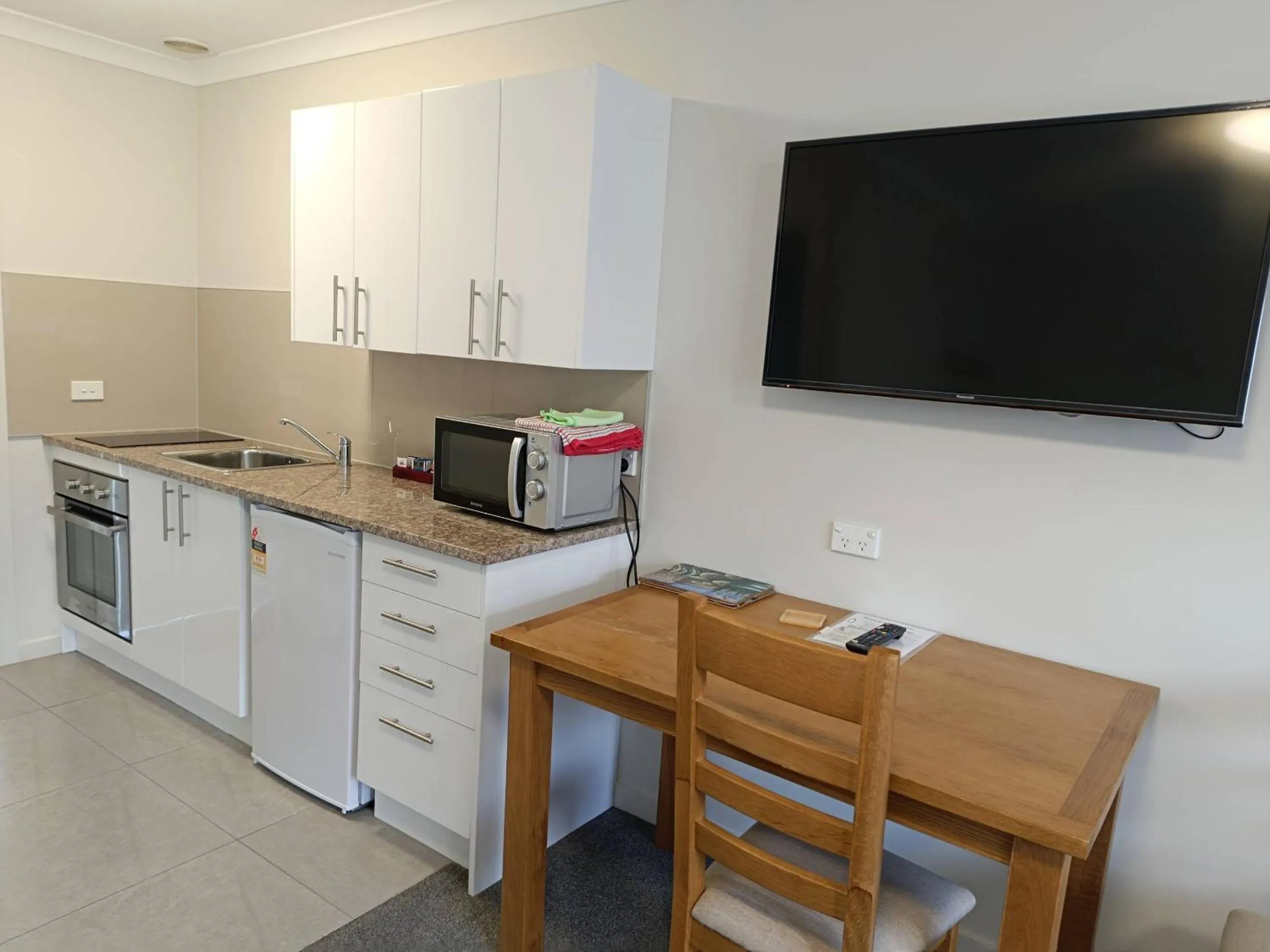 Kitchen or kitchenette in Bayfield Motel and Apartment