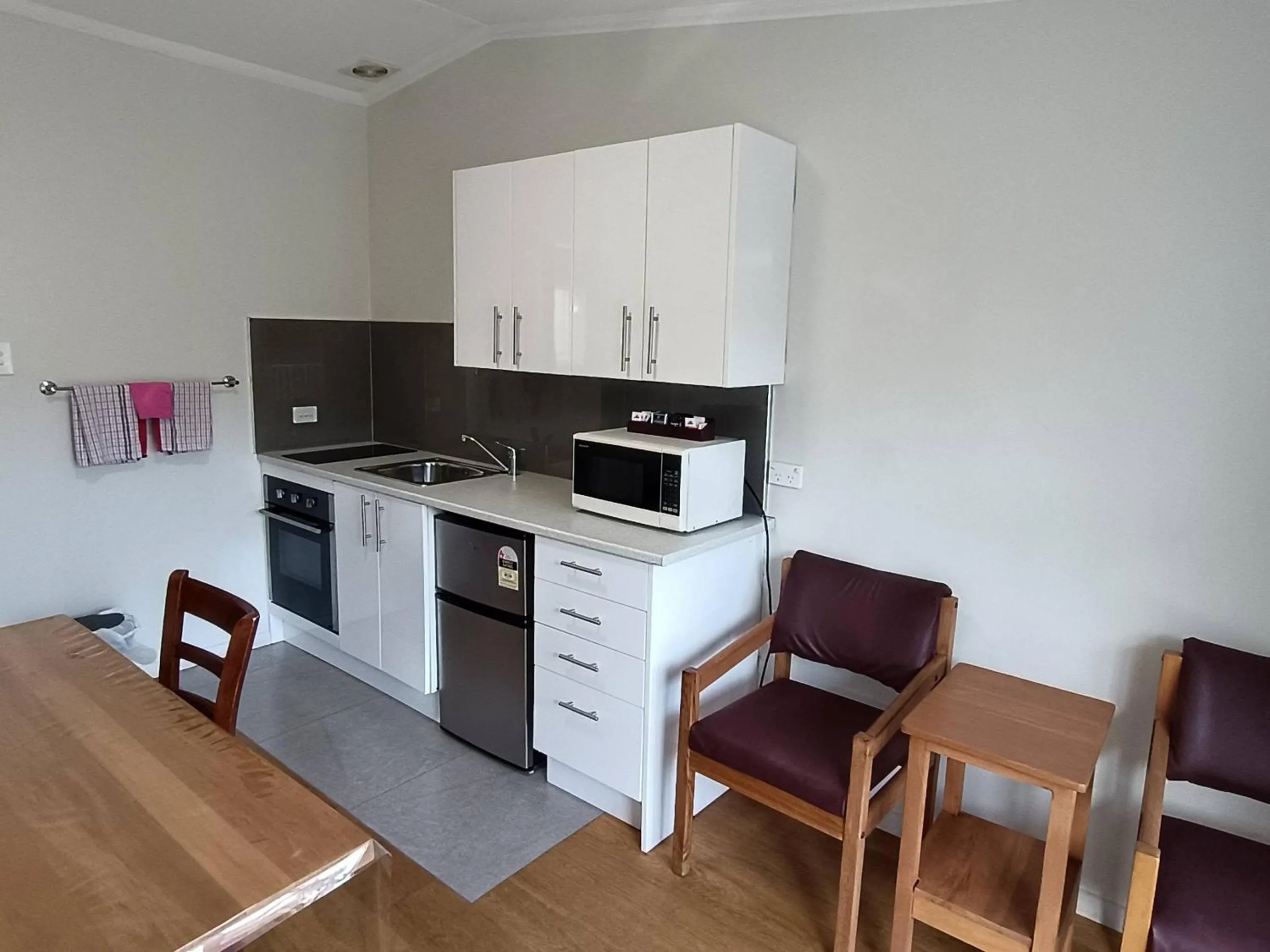 Kitchen or kitchenette in Bayfield Motel and Apartment