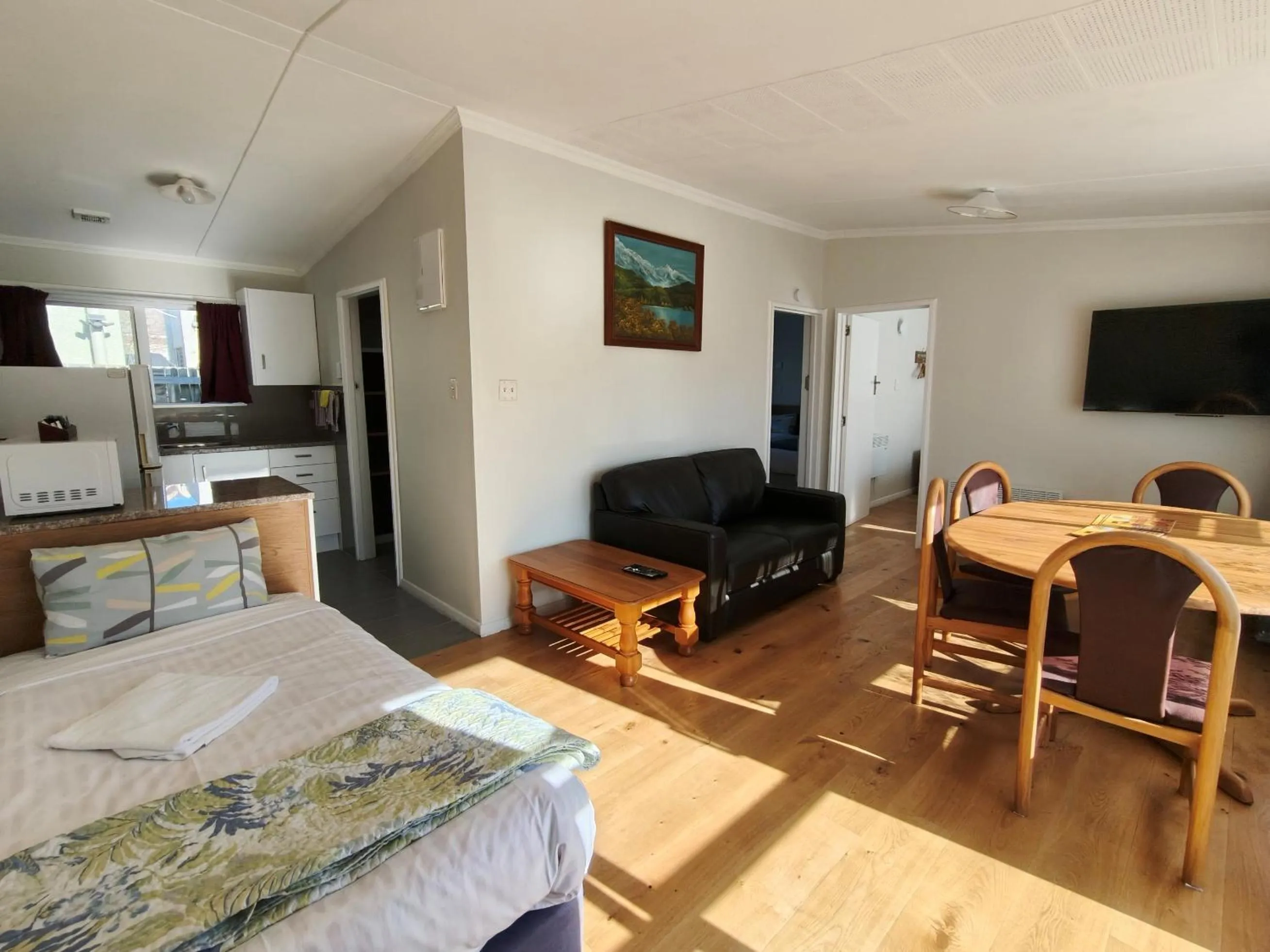 Living room in Bayfield Motel and Apartment