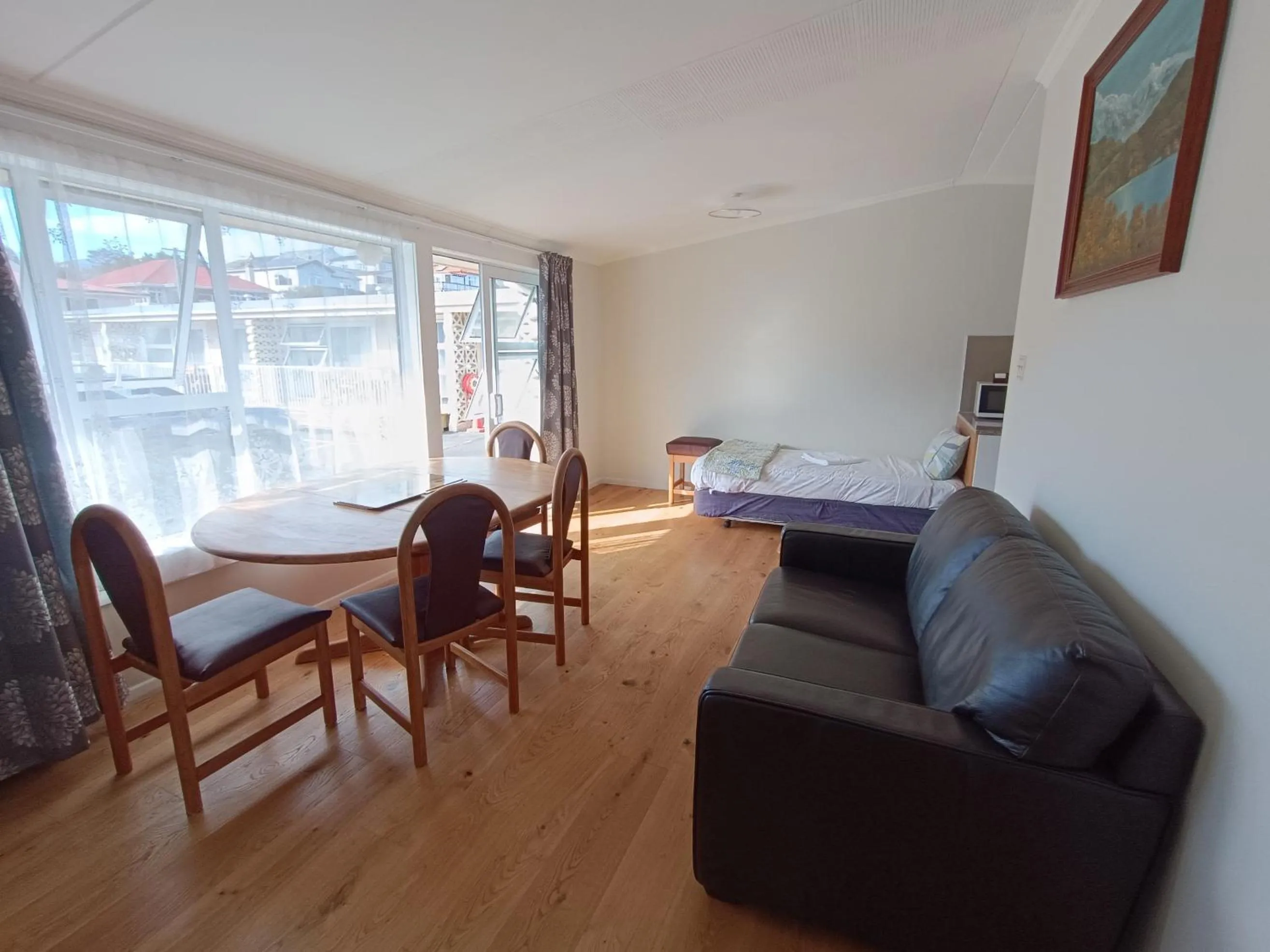 Living room in Bayfield Motel and Apartment