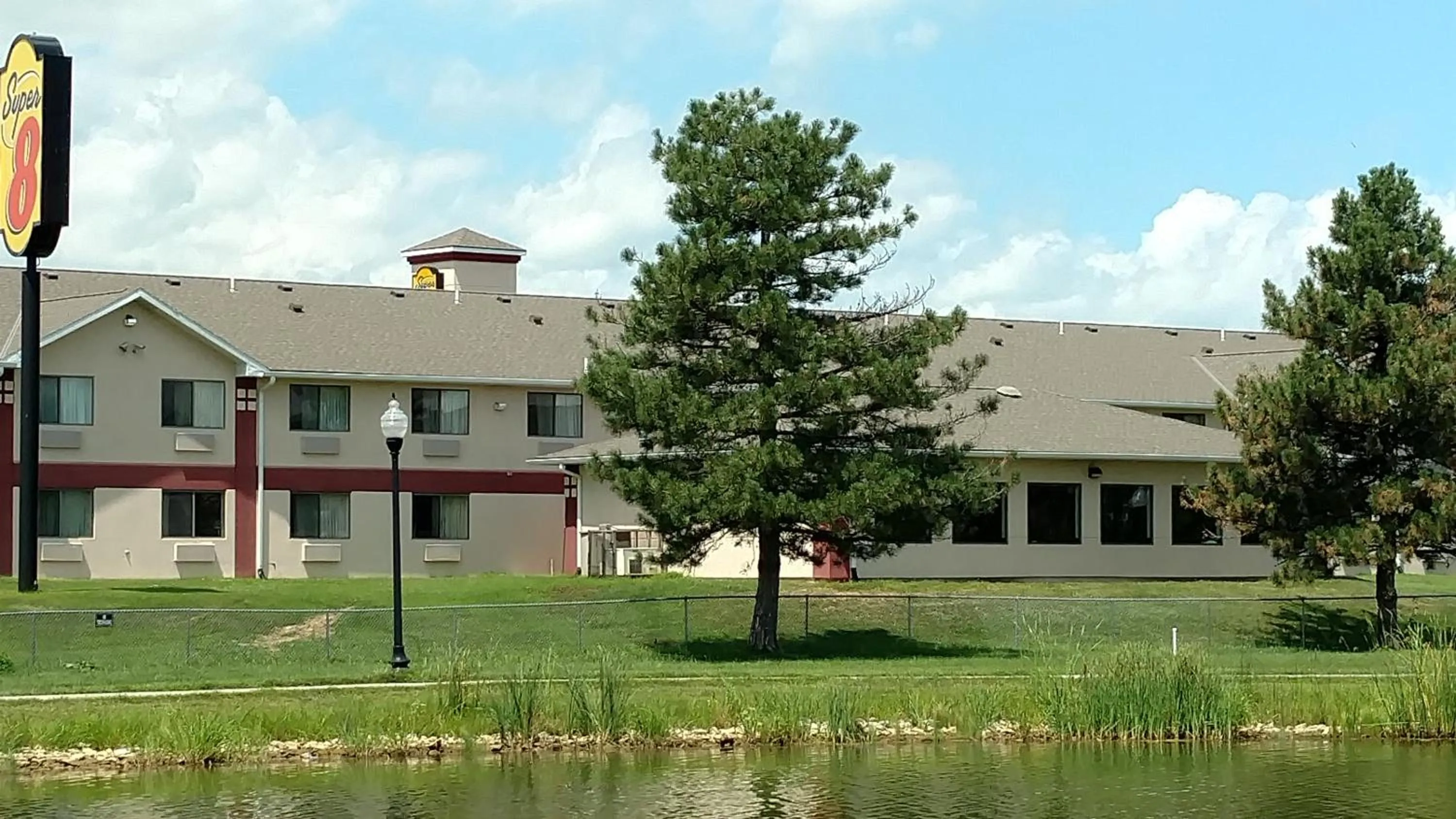 Area and facilities in Super 8 by Wyndham Omaha Eppley Airport/Carter Lake
