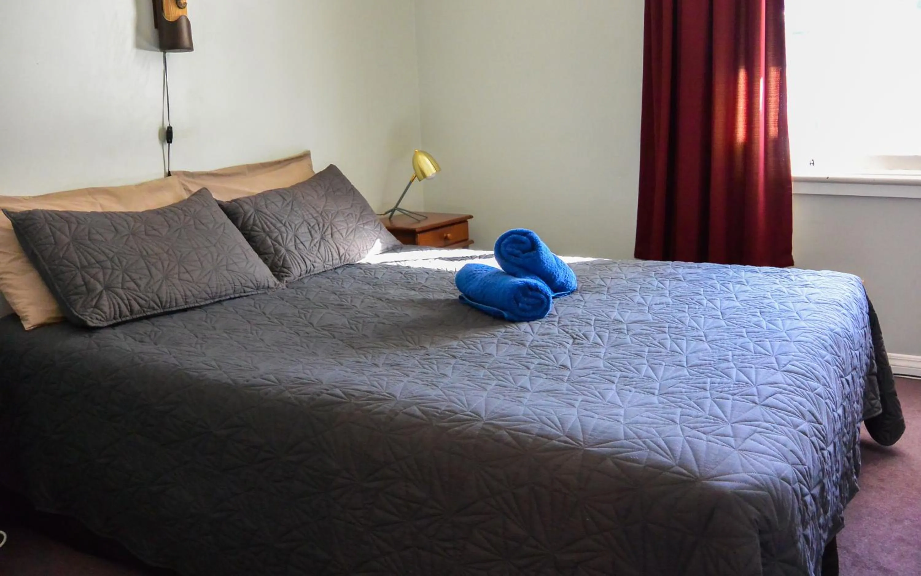 Bedroom, Bed in Blue Moon Lodge