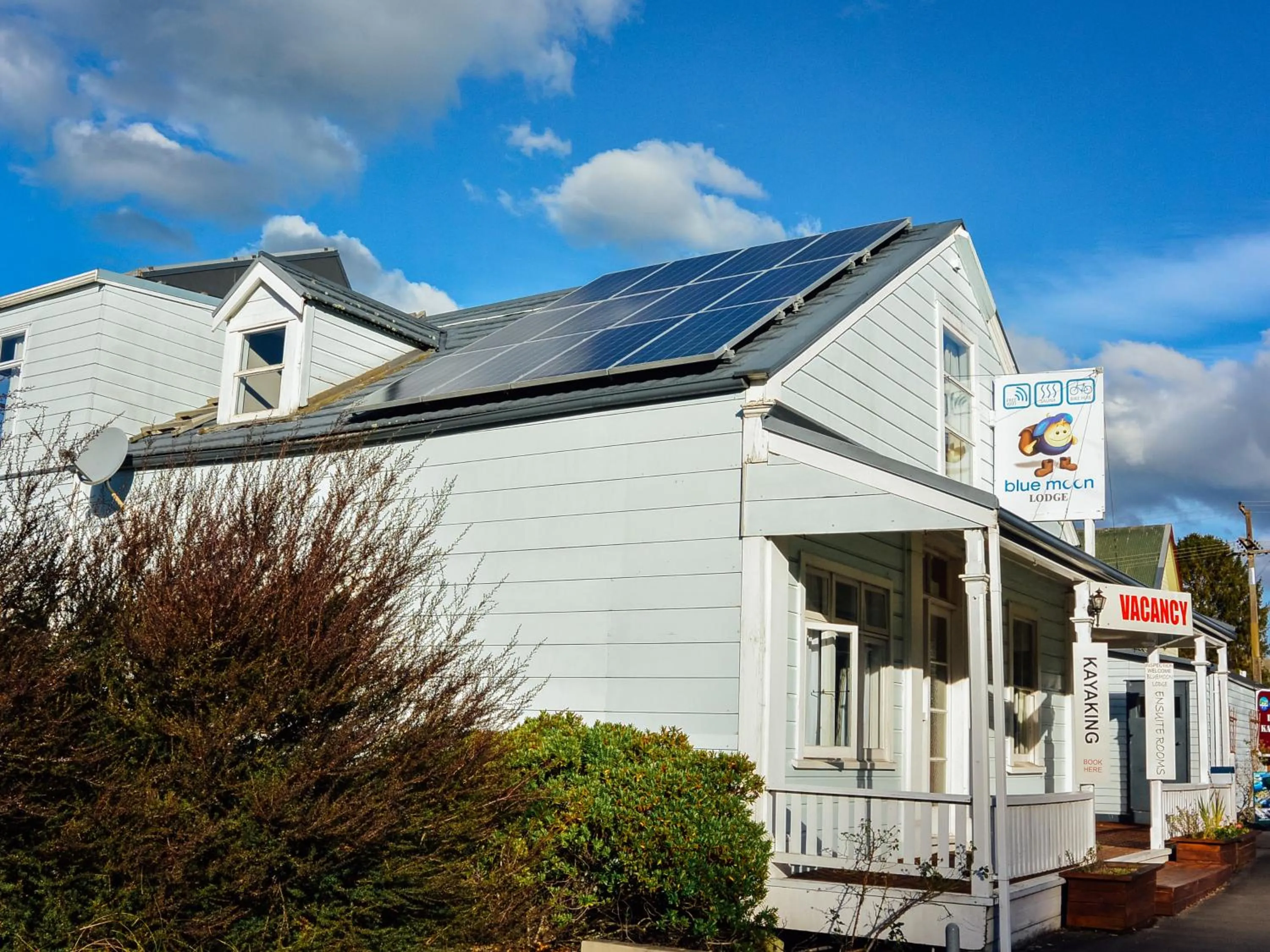 Facade/entrance in Blue Moon Lodge