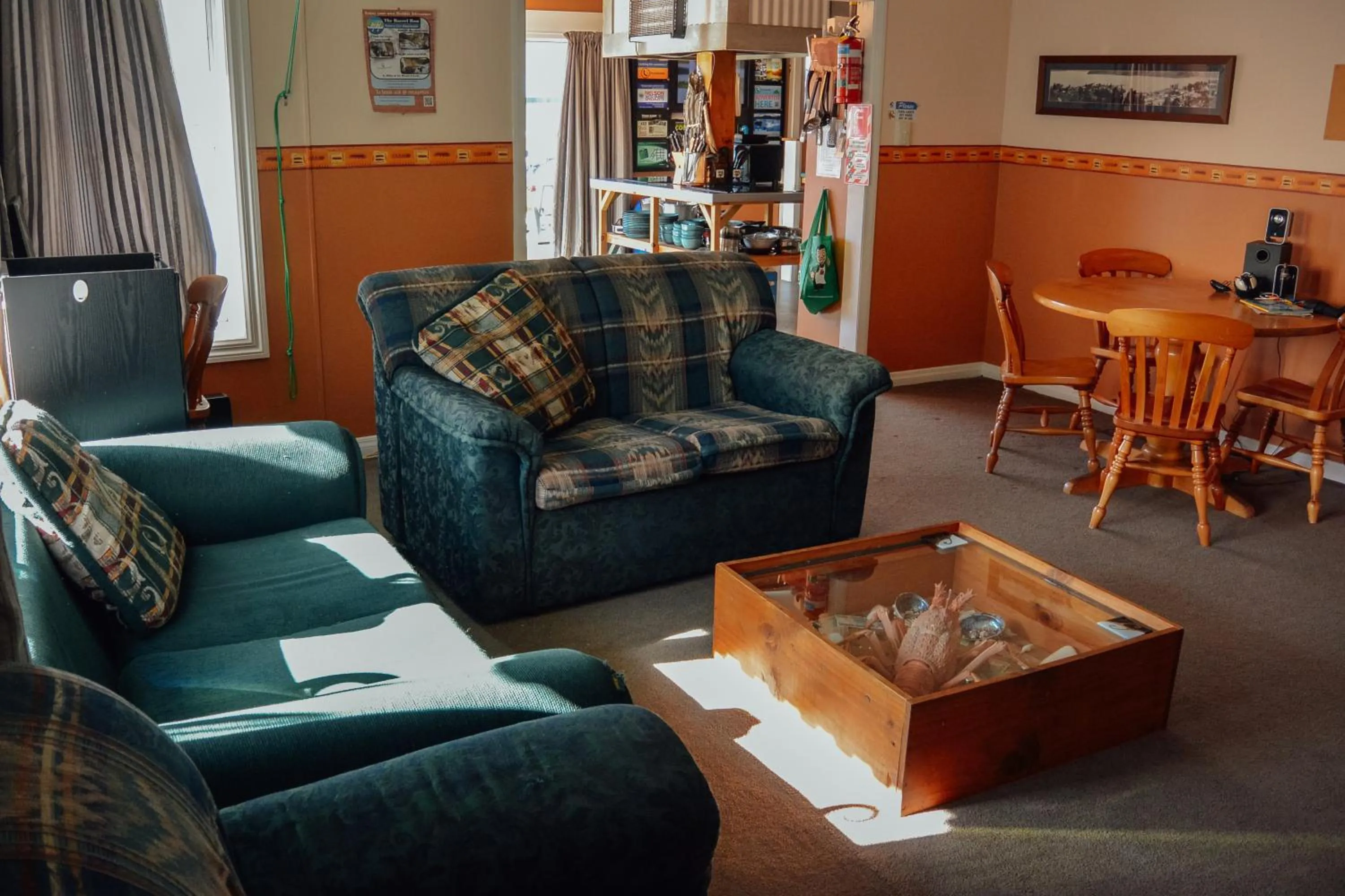 Communal lounge/ TV room in Blue Moon Lodge