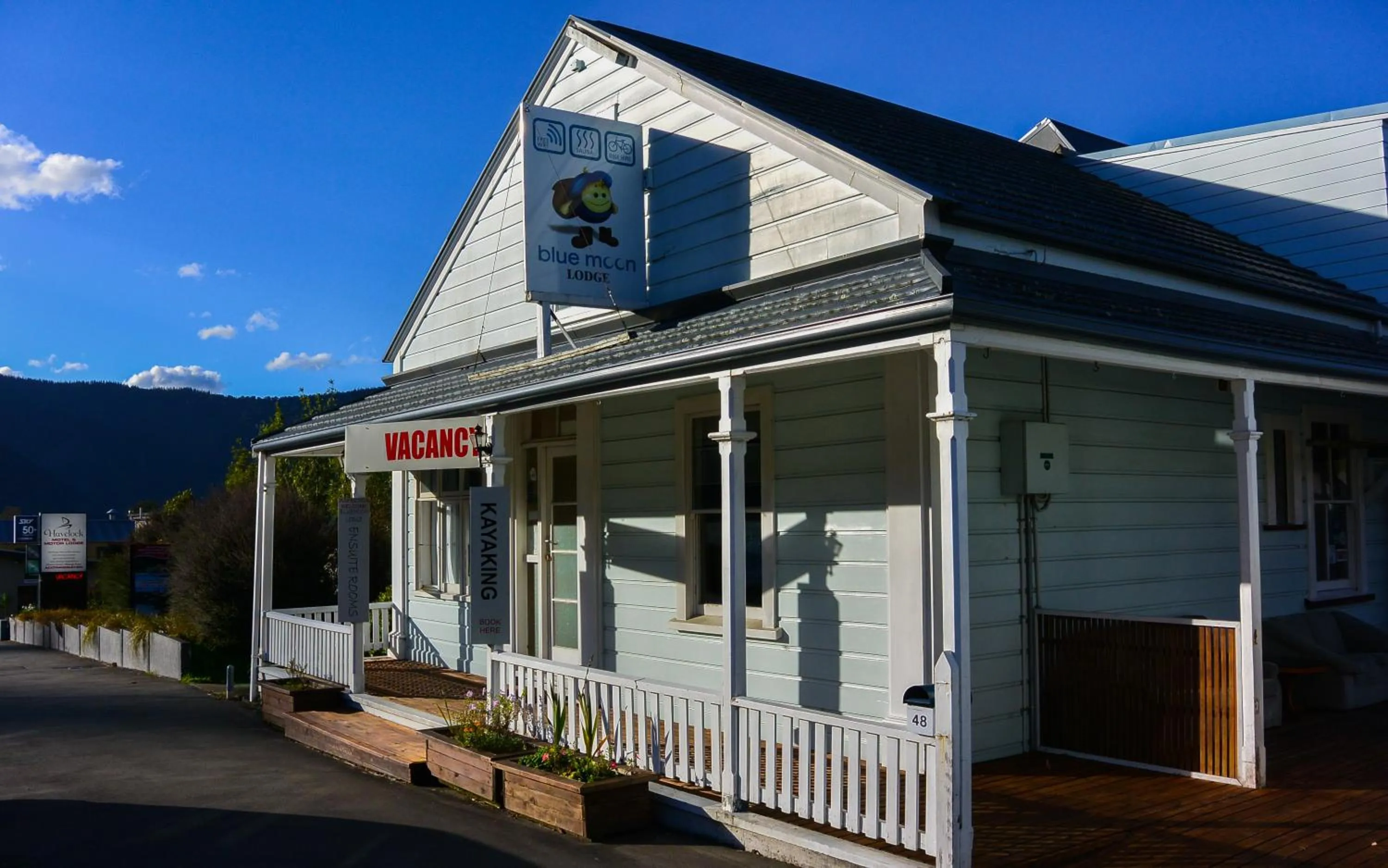 Facade/entrance in Blue Moon Lodge