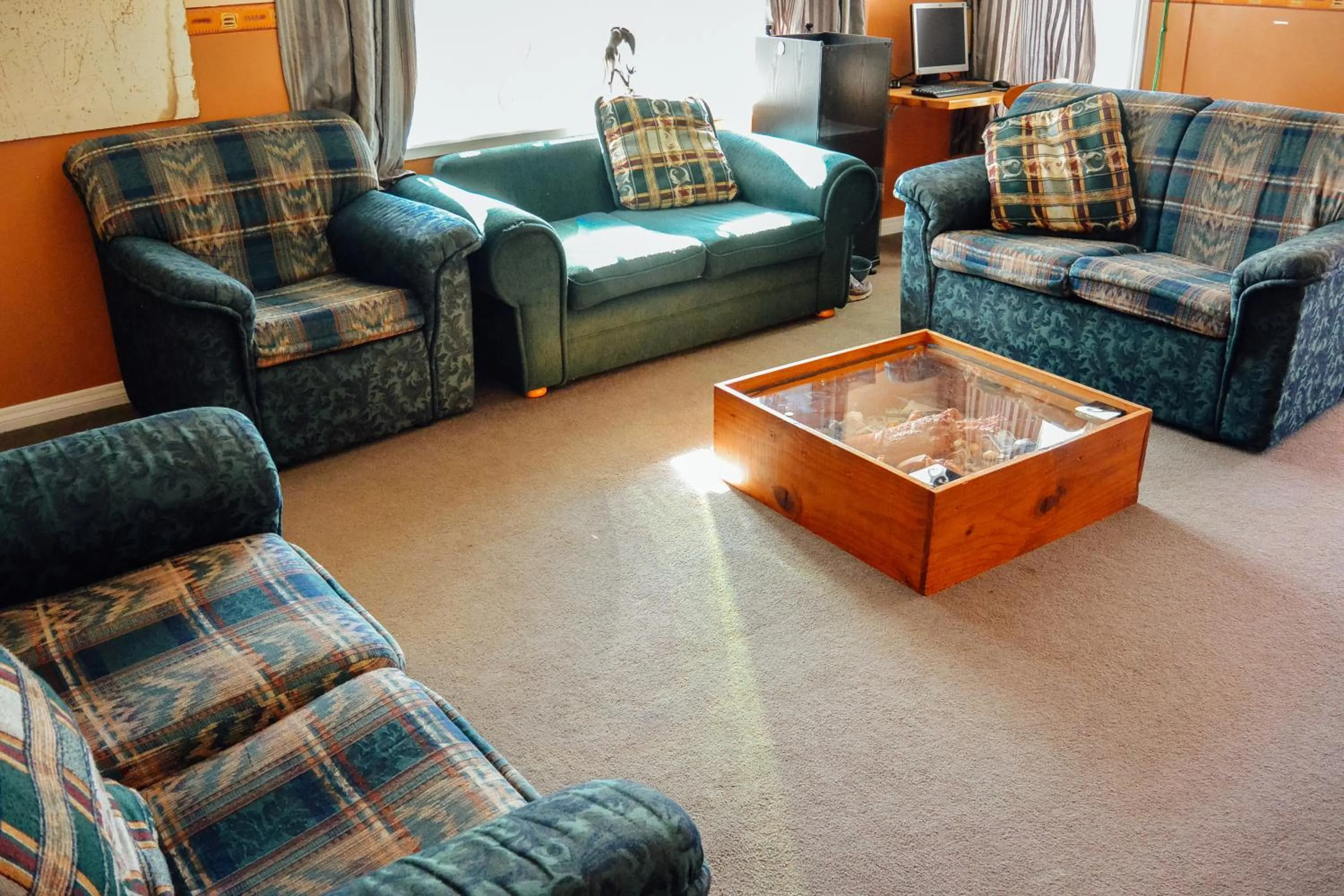 Communal lounge/ TV room in Blue Moon Lodge