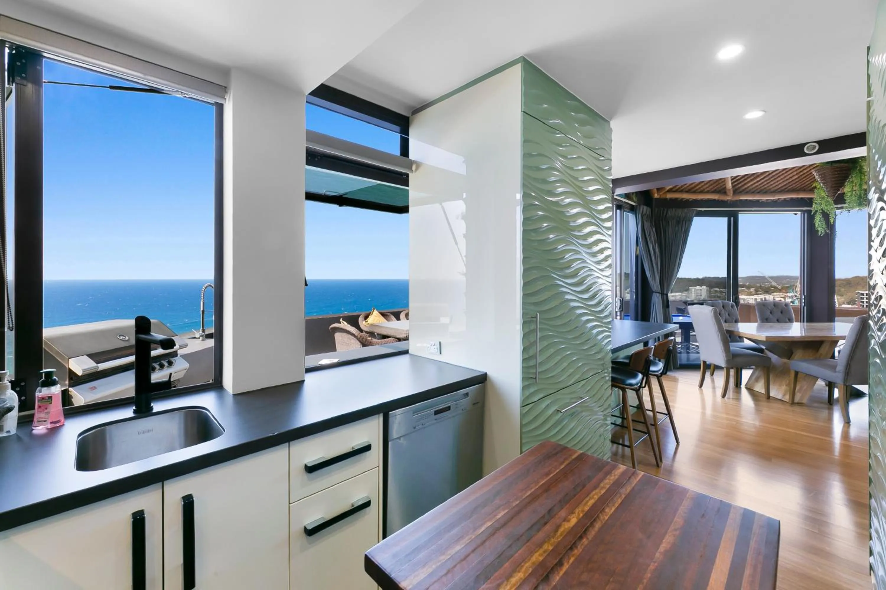 Kitchen or kitchenette in Burleigh Esplanade Apartments