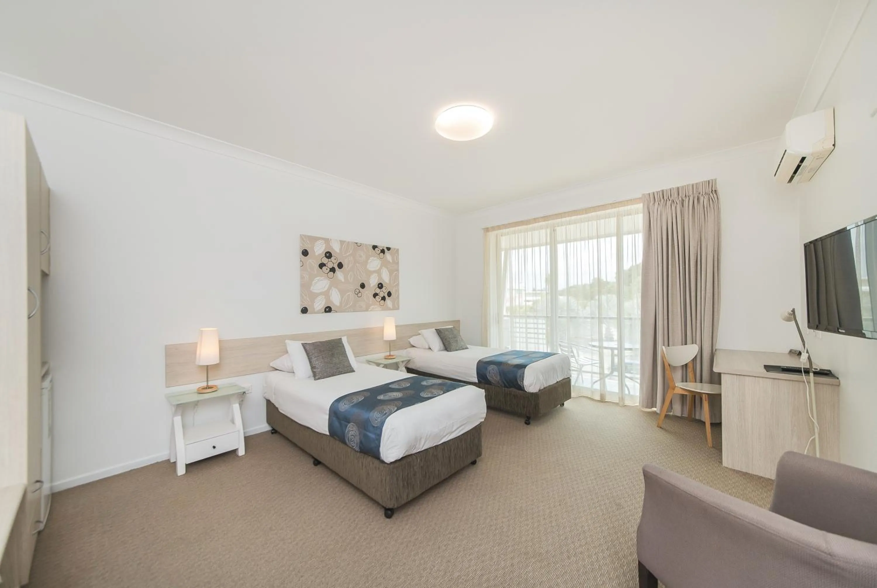 Photo of the whole room, Bed in The Coast Motel