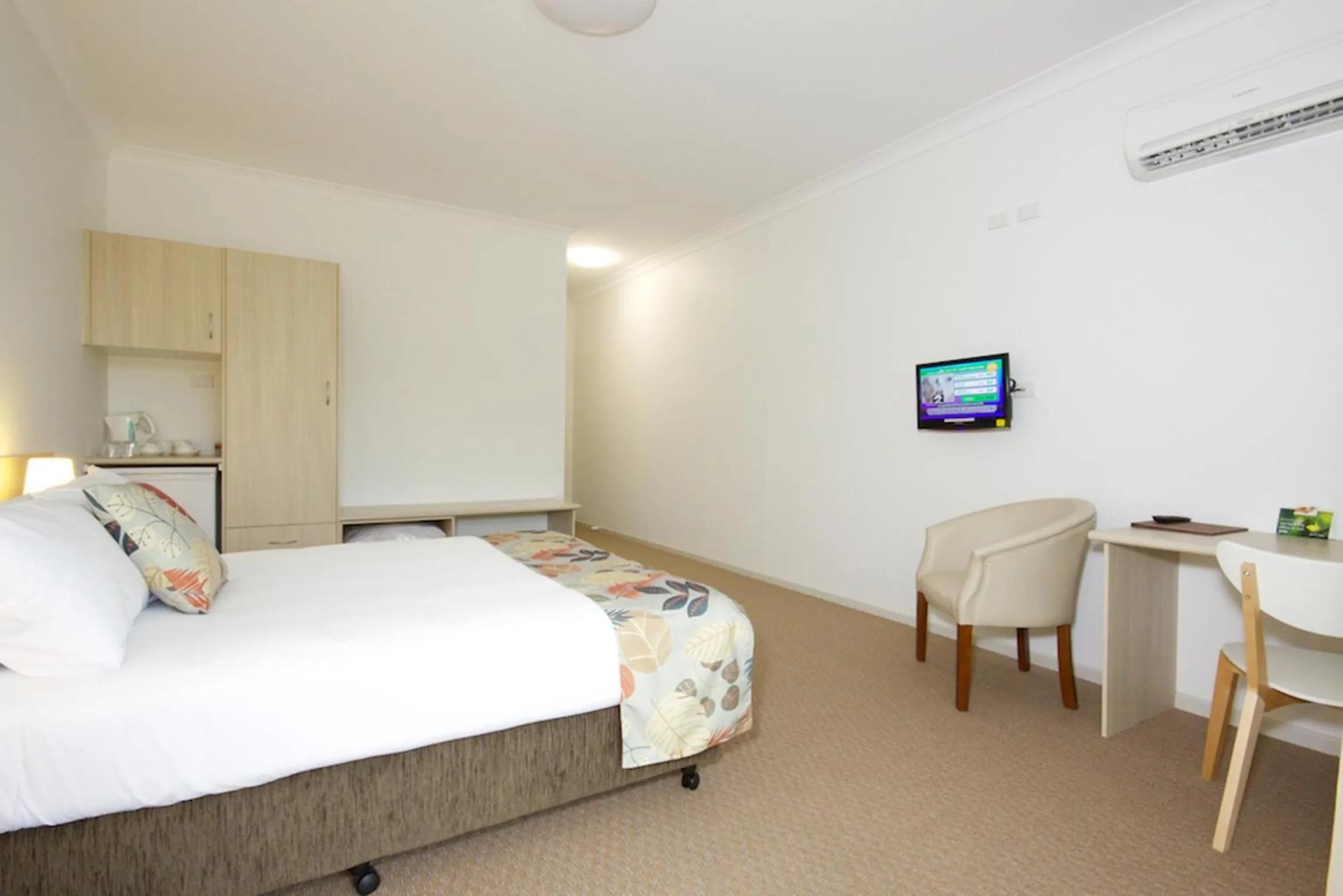 Photo of the whole room, Bed in The Coast Motel