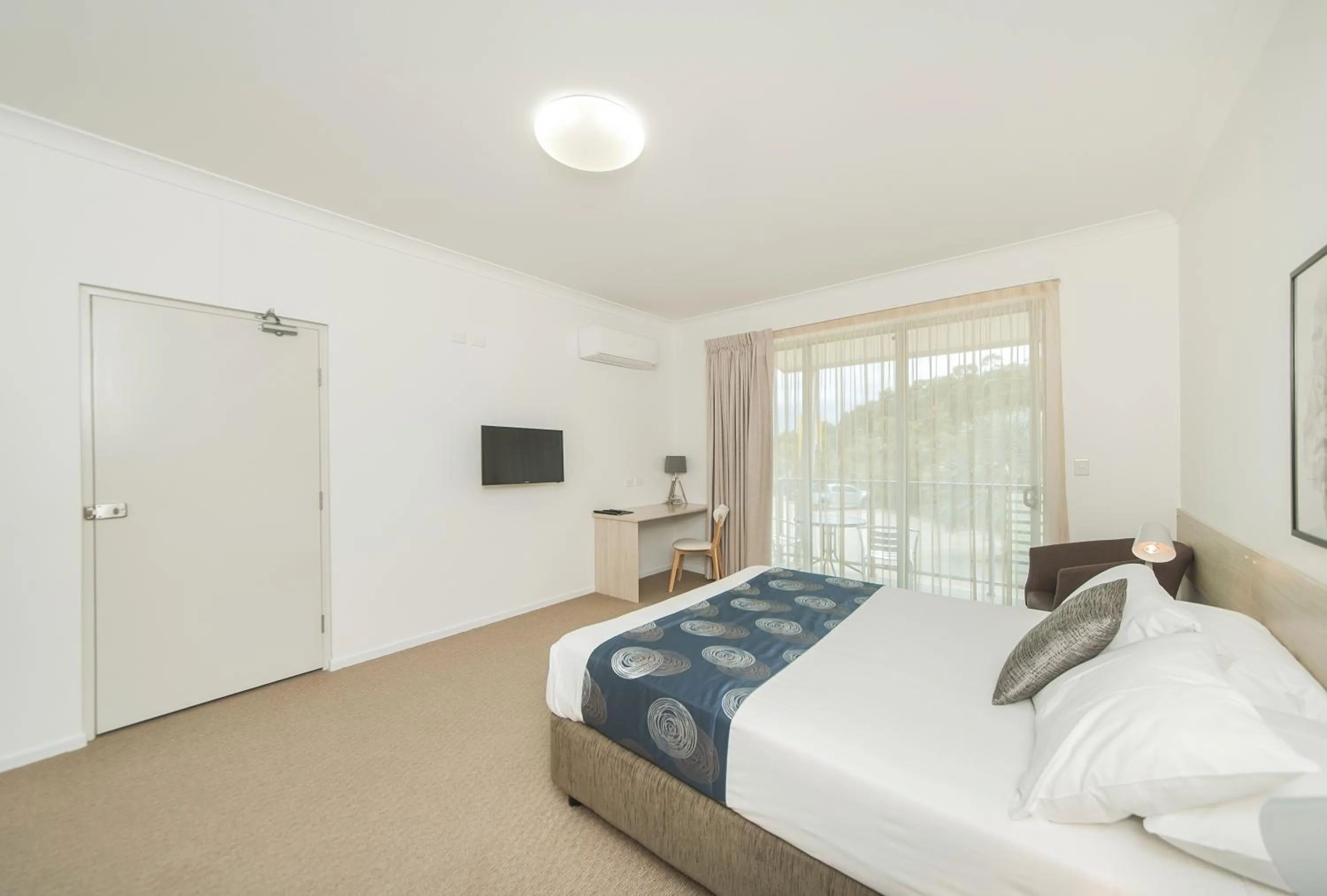 Bedroom, Bed in The Coast Motel