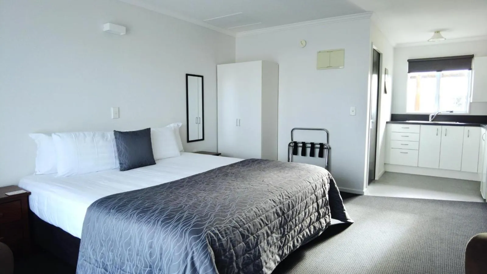 Photo of the whole room, Bed in 554 Moana Court Motel